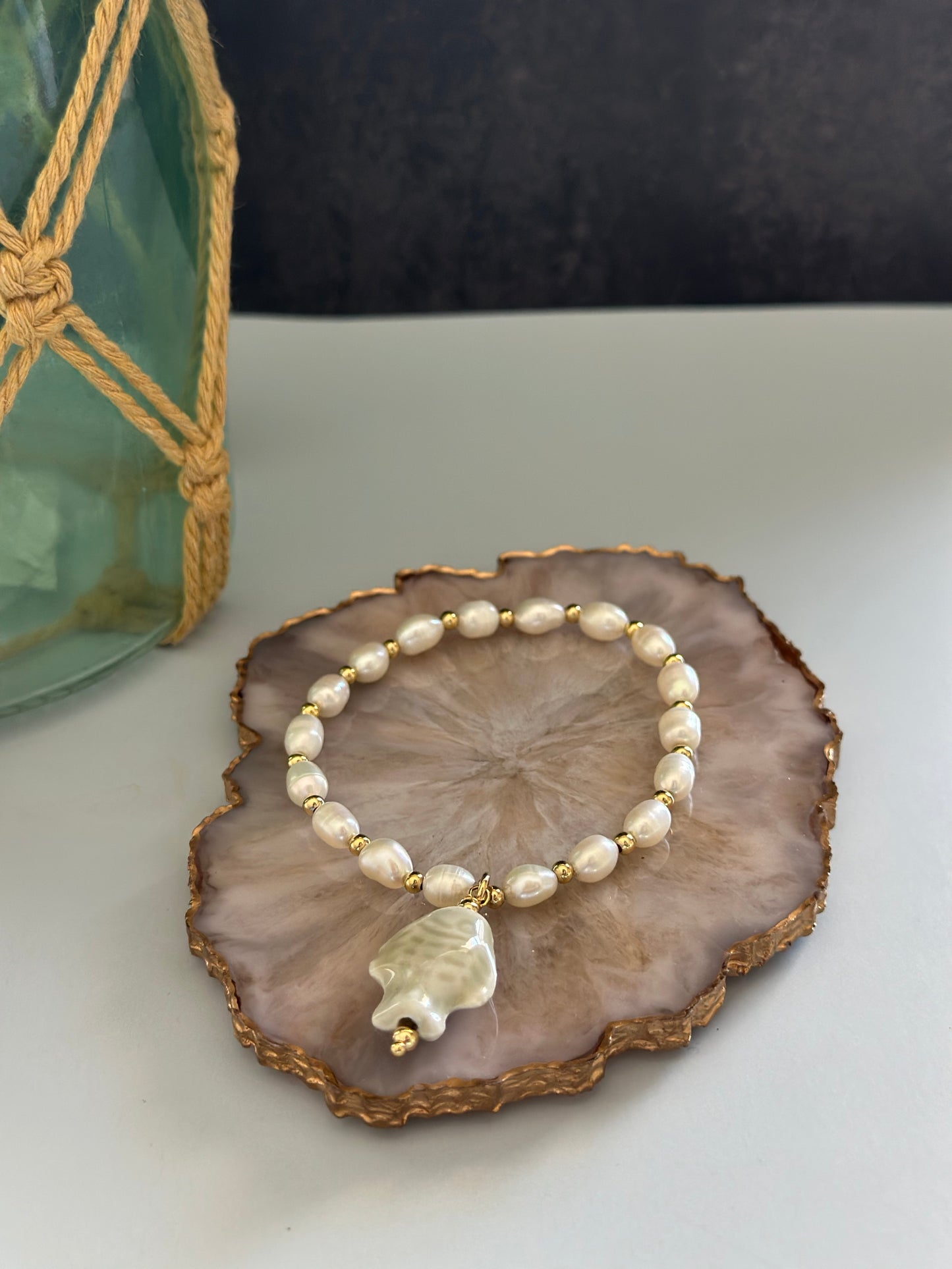 A Pulseras de Perla natural con dije de pez 🐟 de cerámica