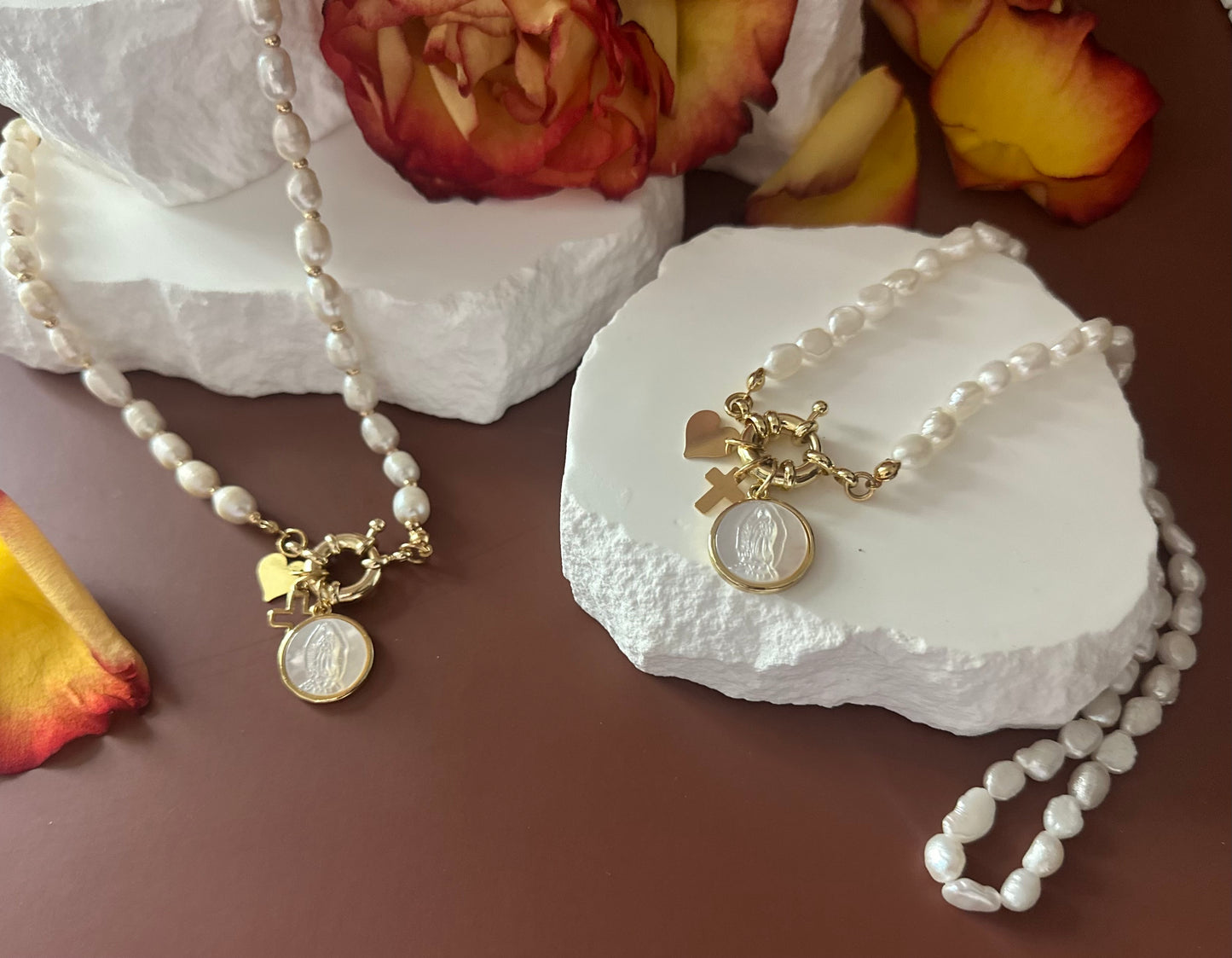 A Collar de Perlas naturales con medalla de la Virgen de Guadalupe