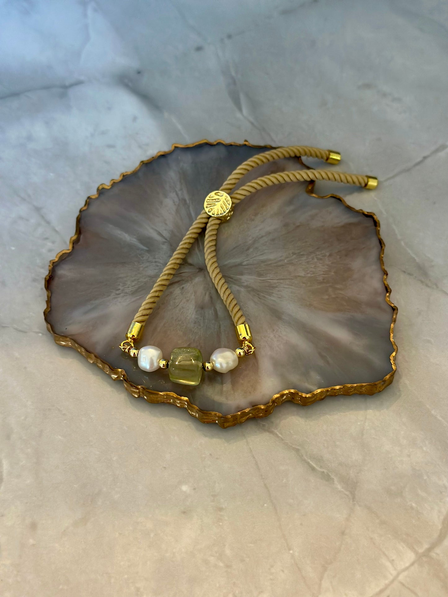 Pulseras en cordón beige con piedra Jade y perlas