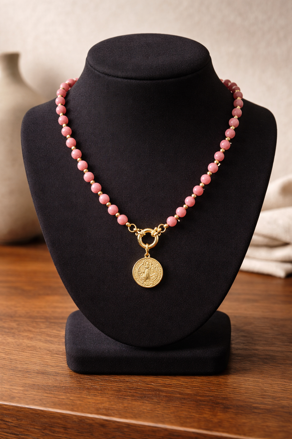 Collar con piedras Ágatas y medalla de San Benito