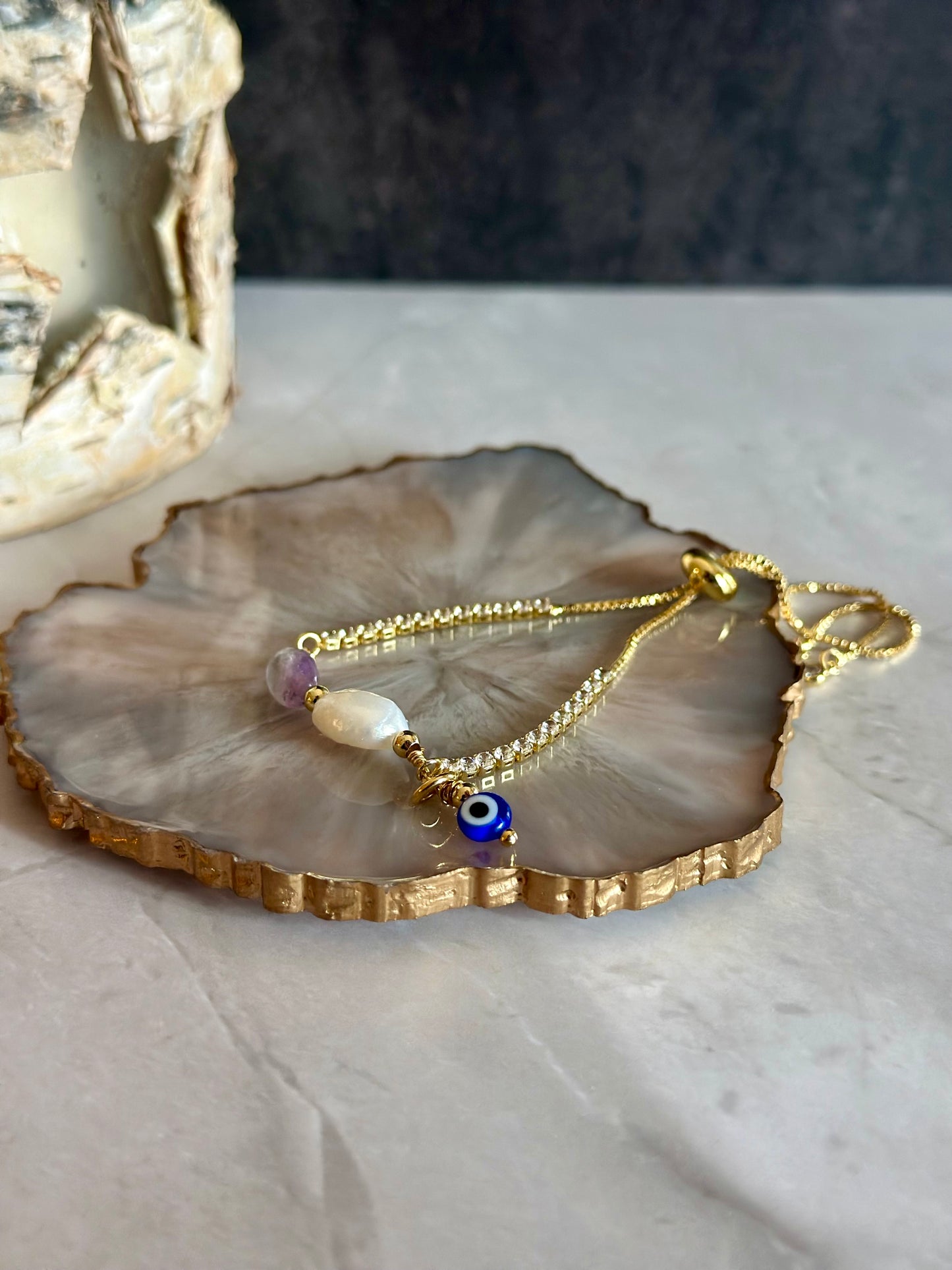 Pulseras en cadenas con dijes de Perlas y piedras