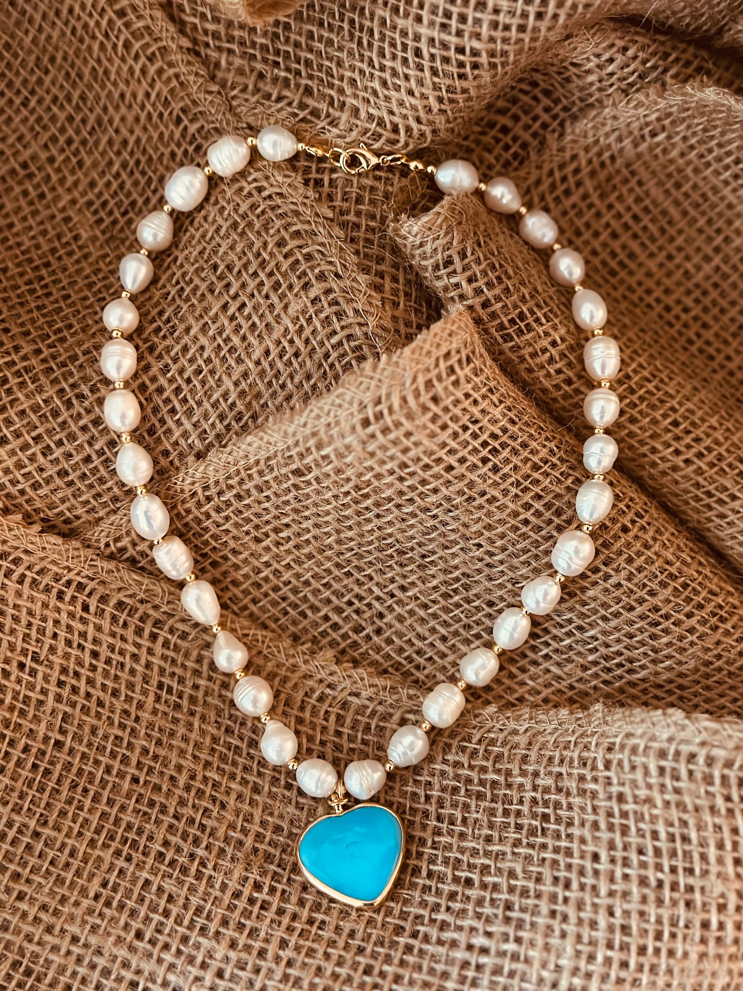 A Collar de Perlas naturales con dijes de Corazón 🩵🖤