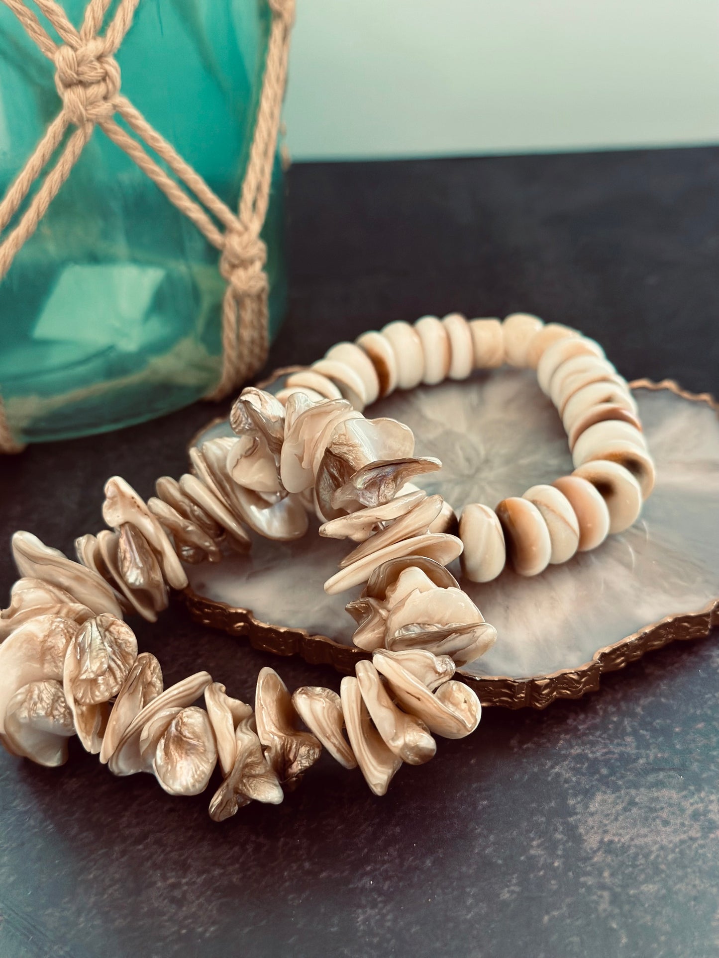 A- Pulseras de MadrePerla & Coral blanco
