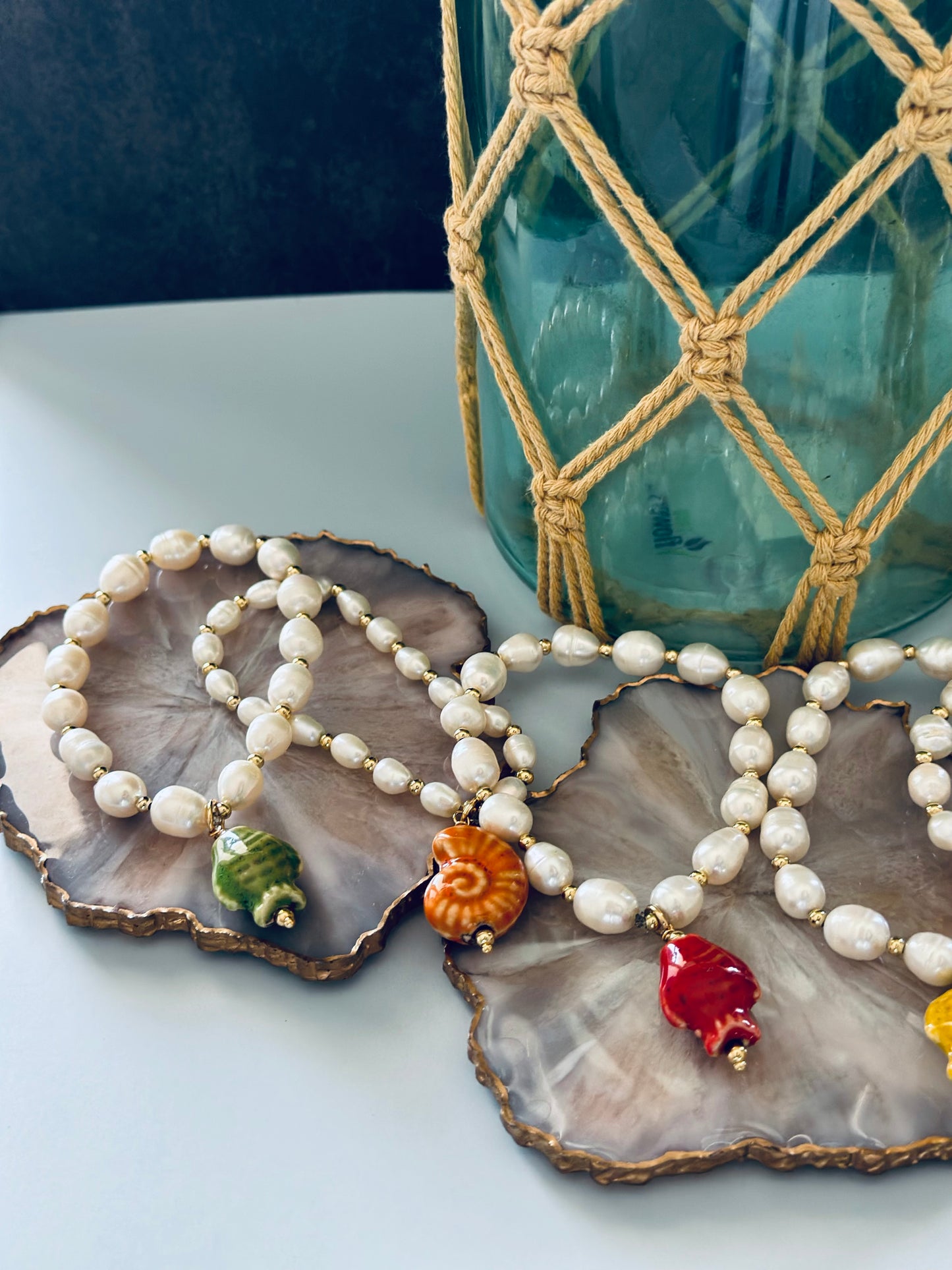 A- Pulseras de Perla natural con dijes en cerámica 🐚💚🧡