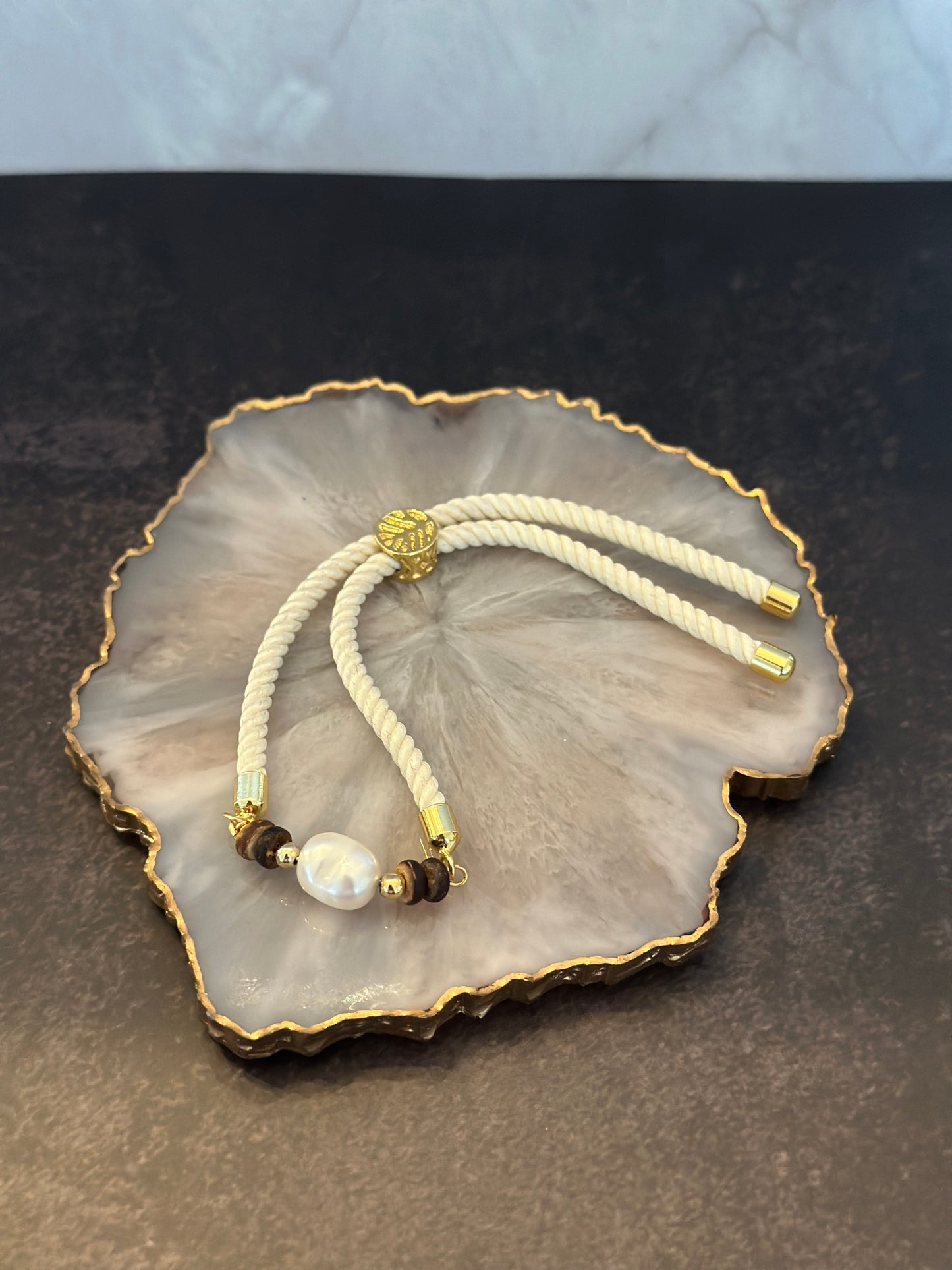 Pulseras en cordón beige con perla natural