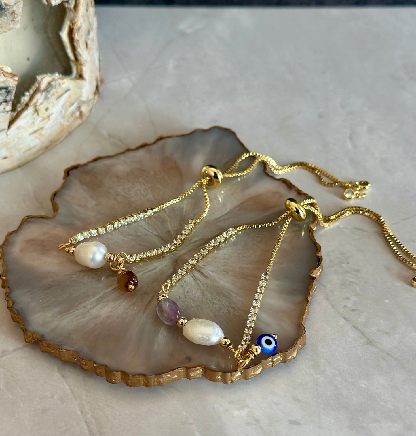 Pulseras en cadenas con dijes de Perlas y piedras