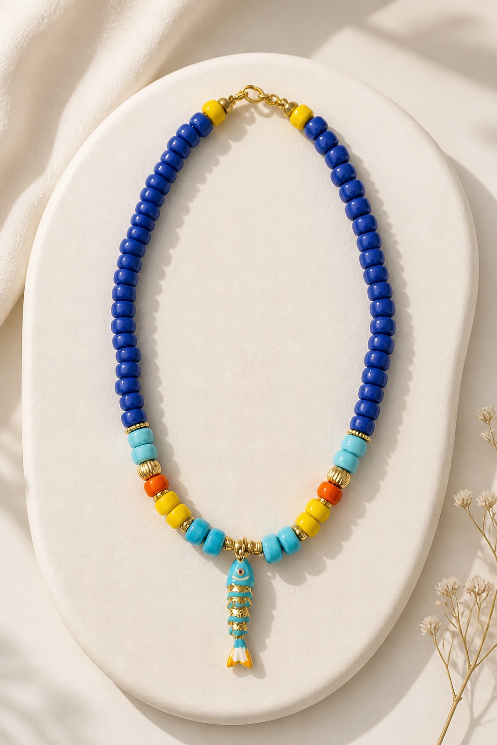 A Collar de cuentas de Vidrio azul con dije de Pez