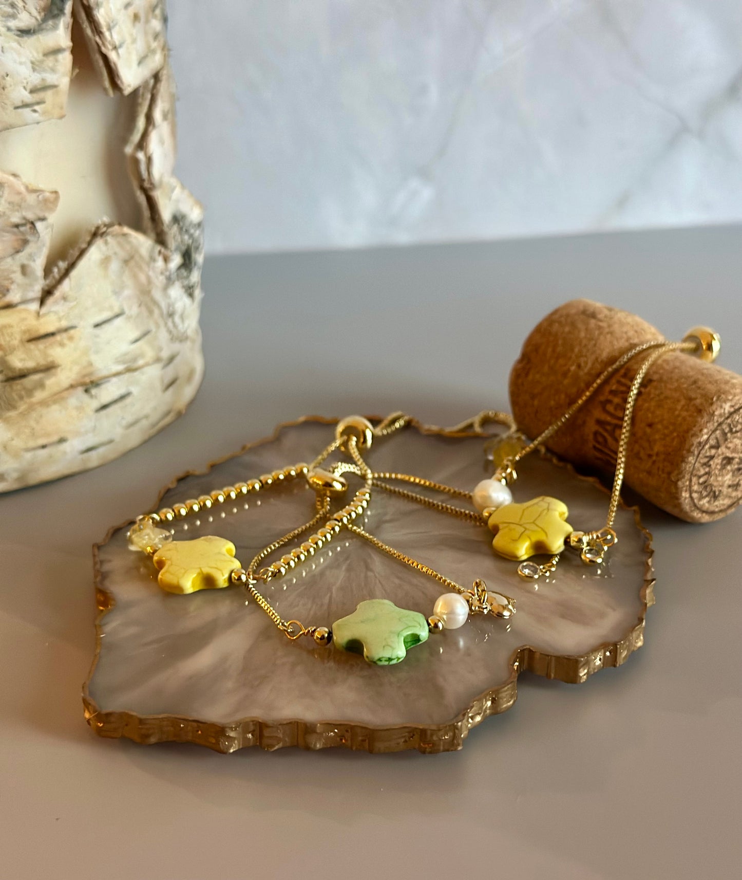 Pulseras en cadena con dijes de Cruz