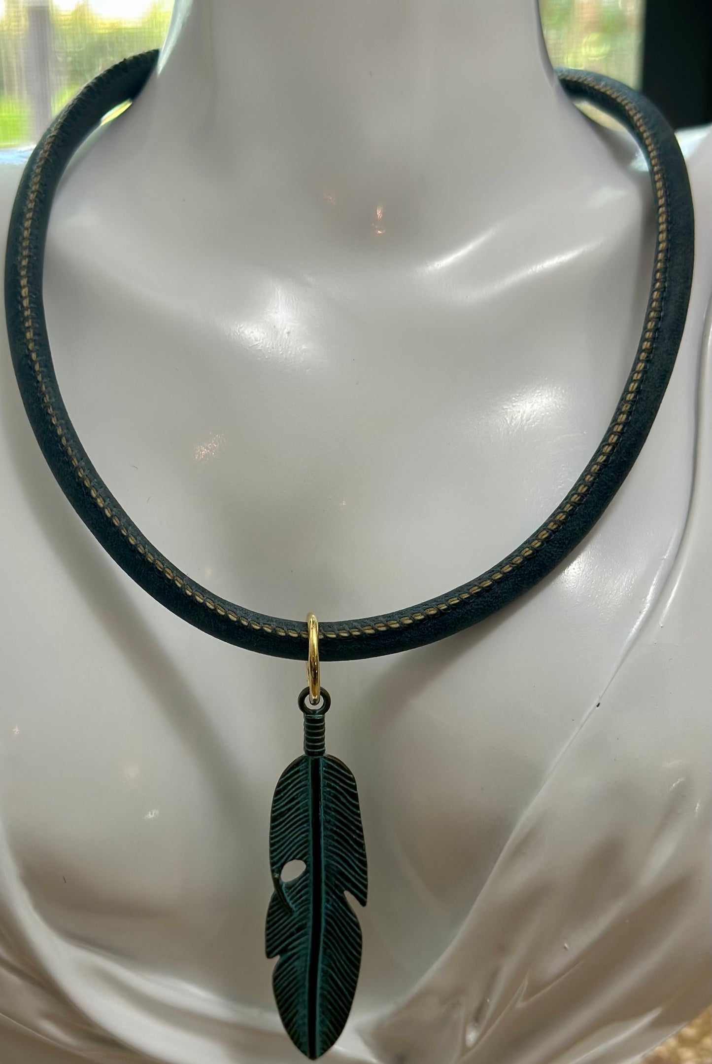 D- Choker en cuero verde con hoja