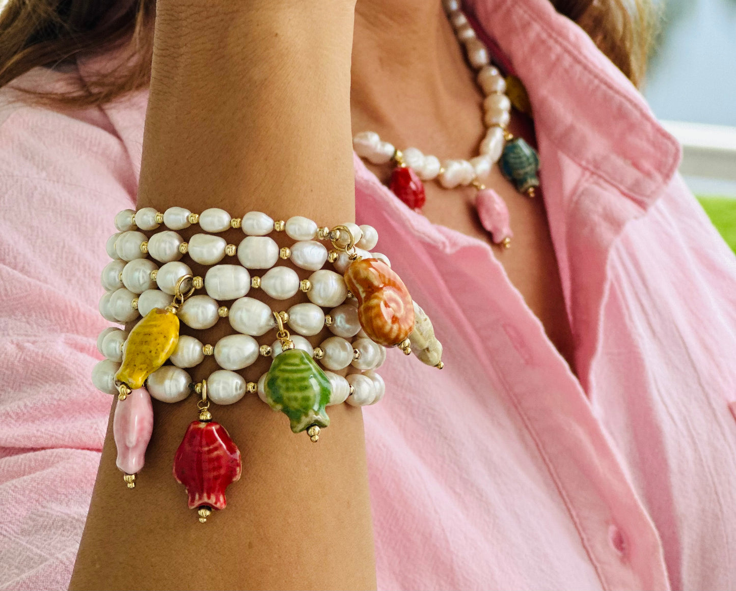 A Pulseras de Perla natural con dije de pez 🐟 de cerámica