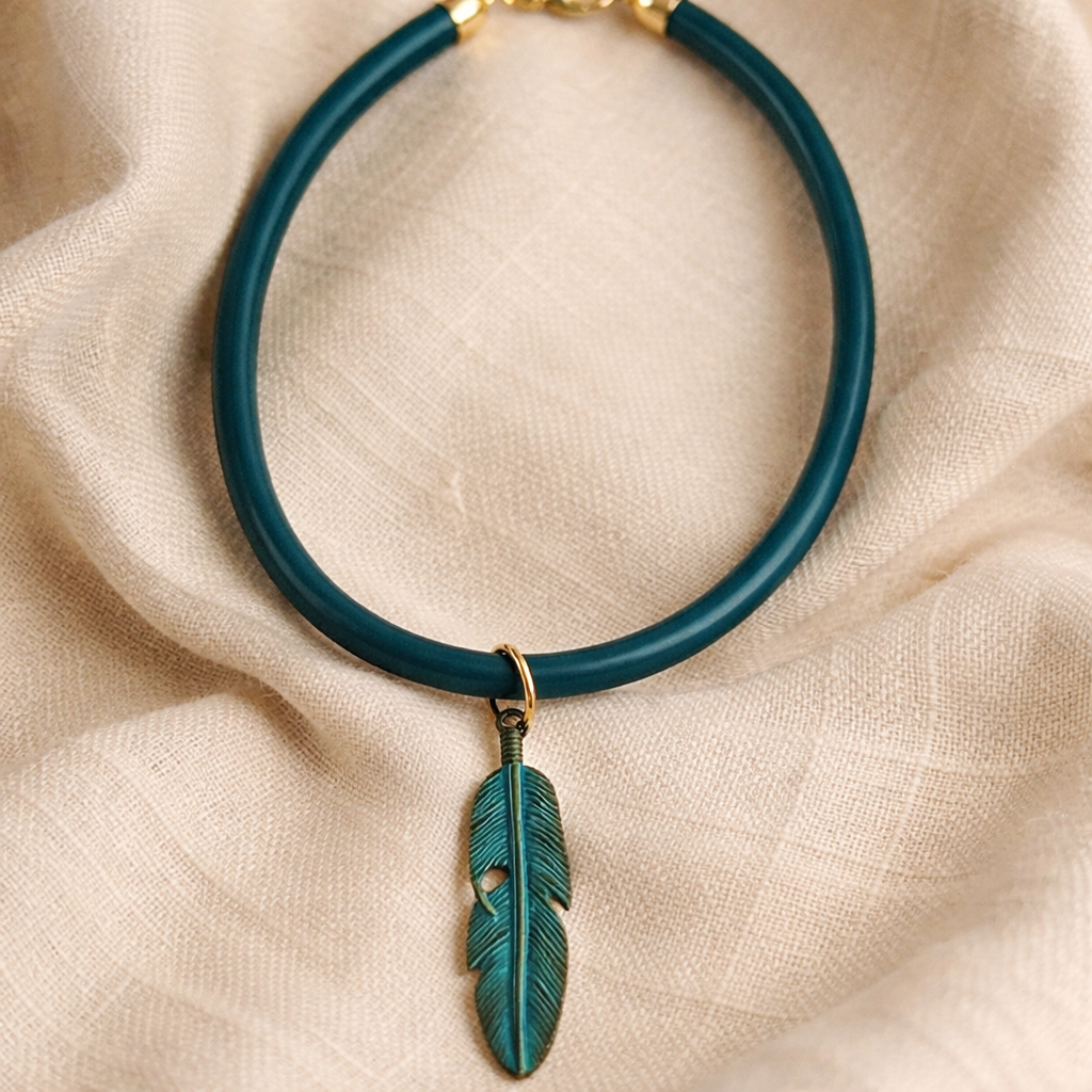 Choker en cuero verde con dije de hoja