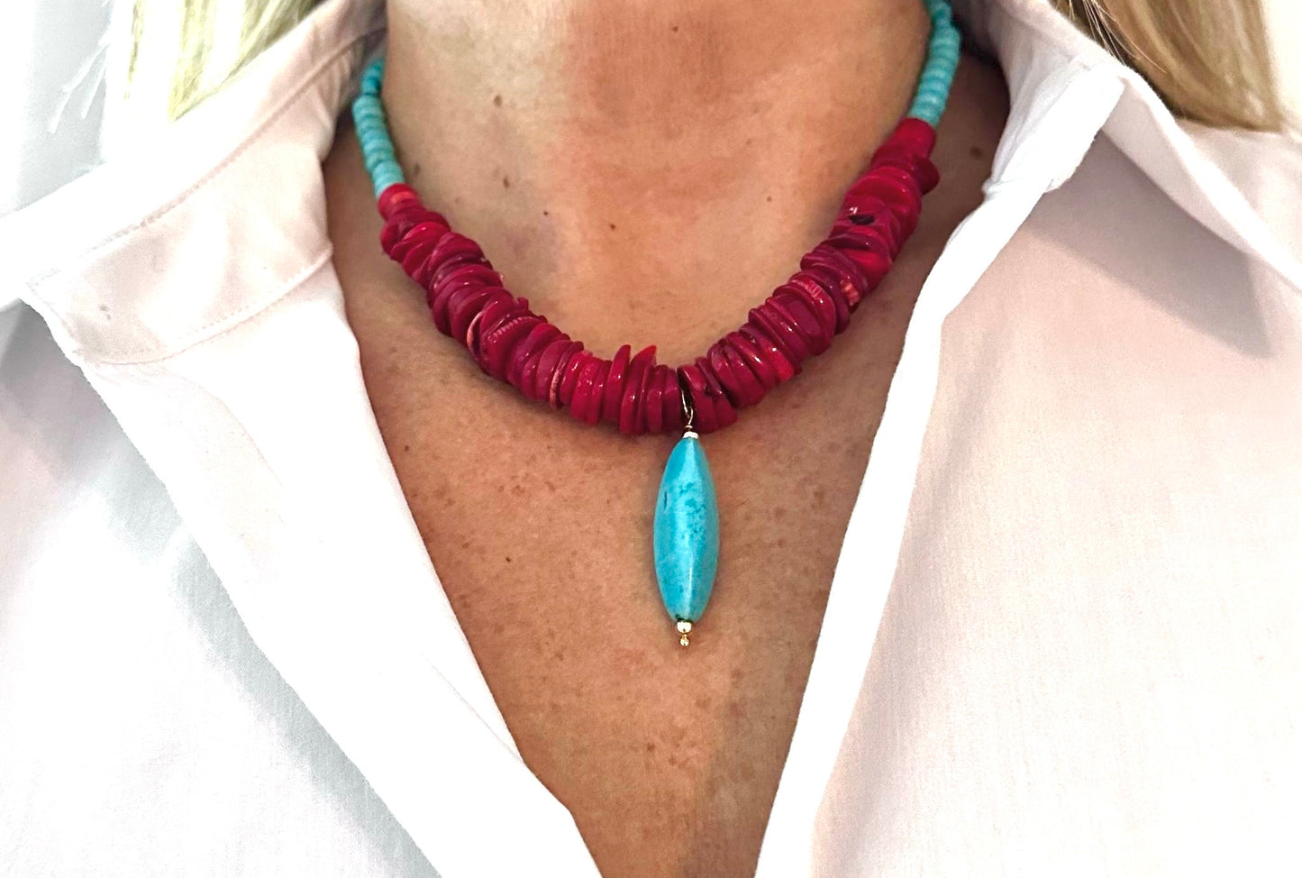 A- Collar en coral y turquesa