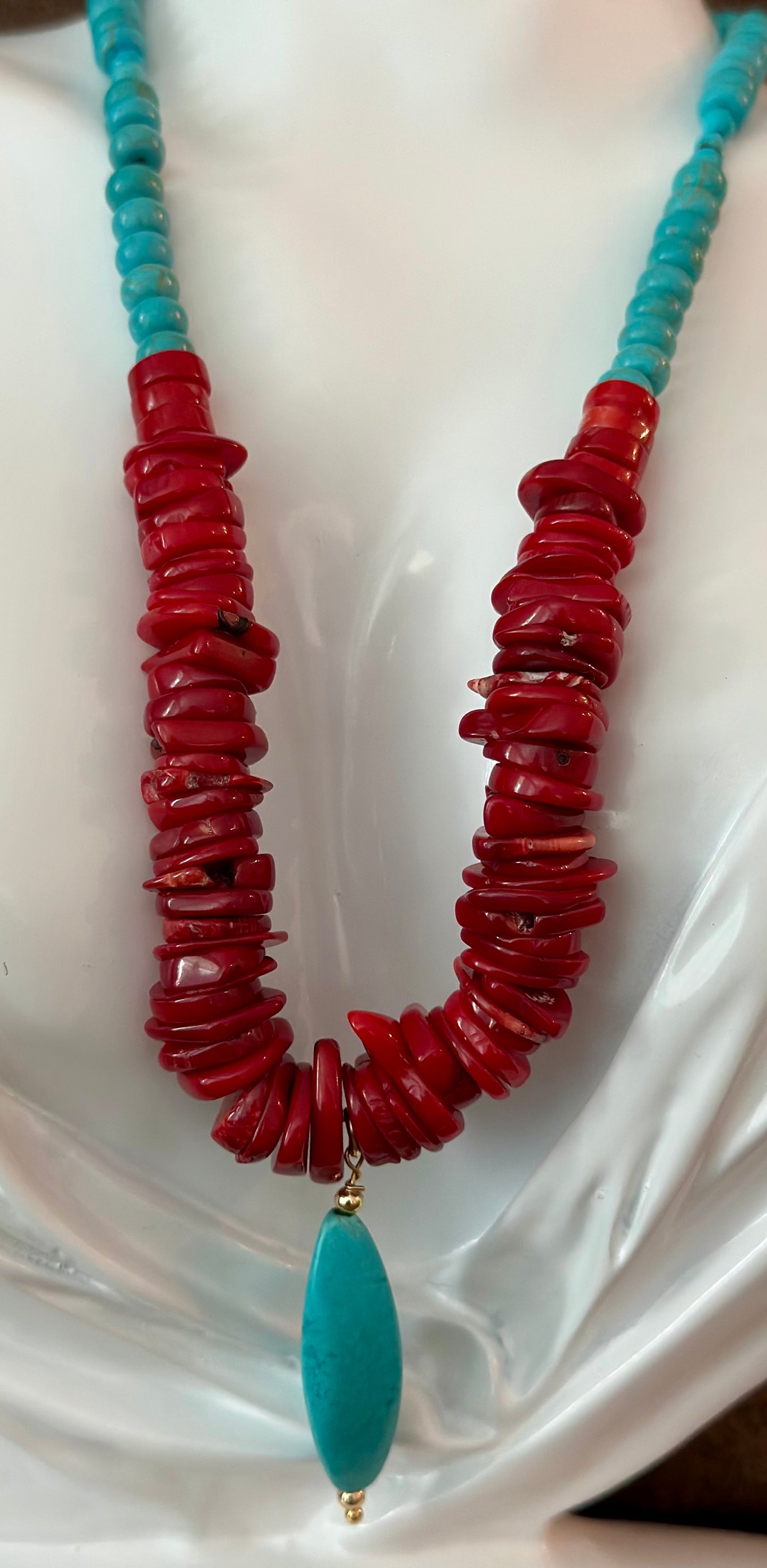 A- Collar en coral y turquesa