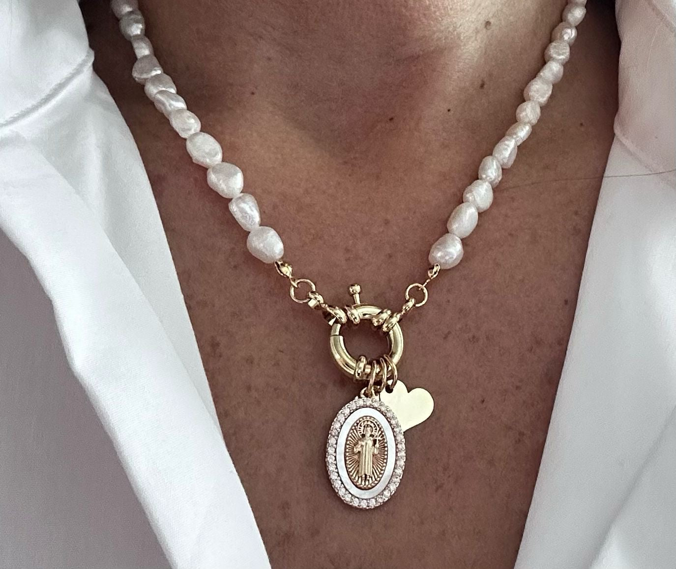 Collar de perlas y medalla ovalada de San Benito