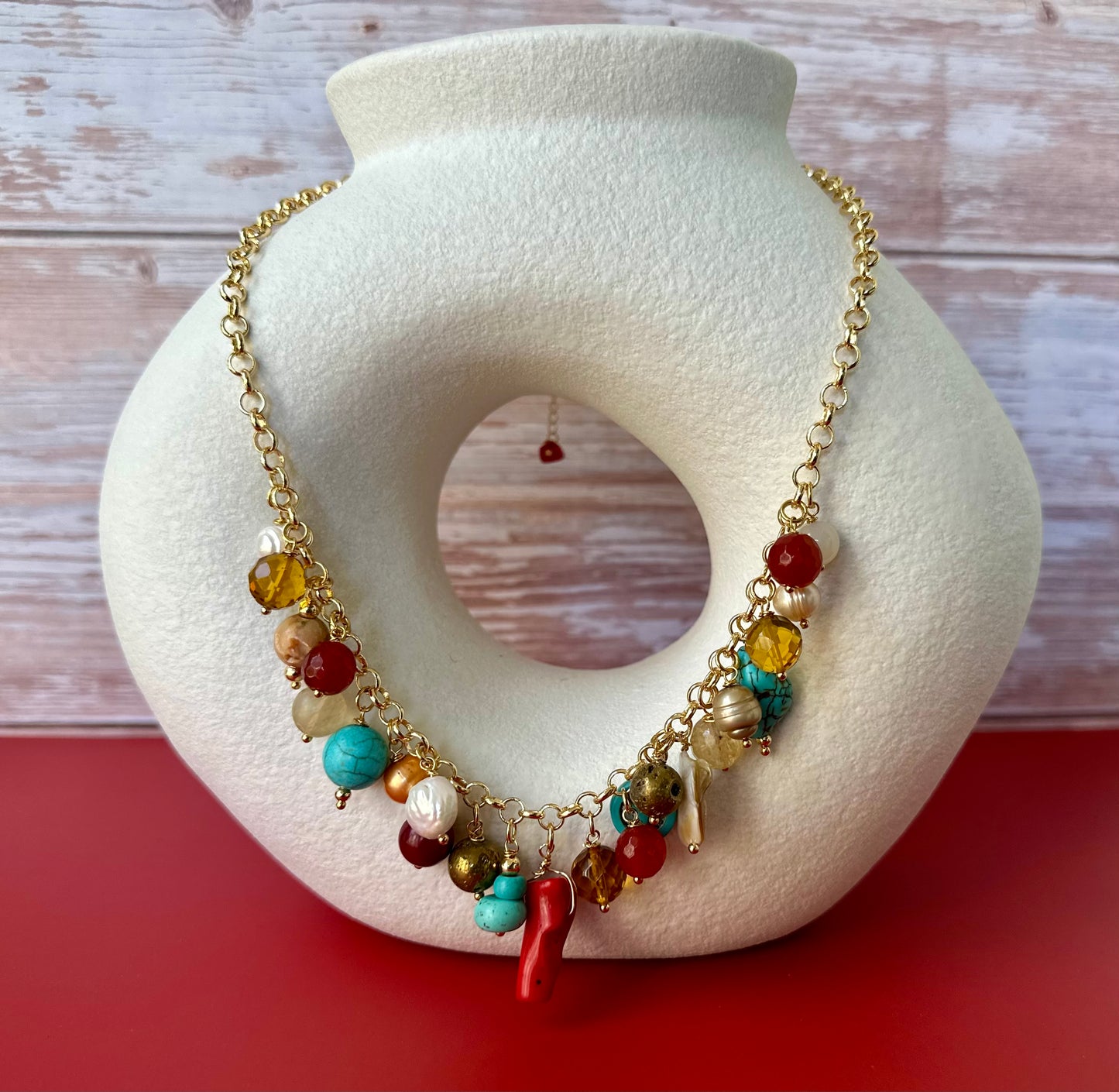Cadena dorada con dijes de piedras naturales