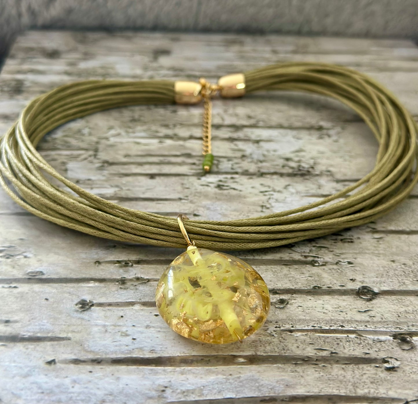 A- Collar mecatillo verde