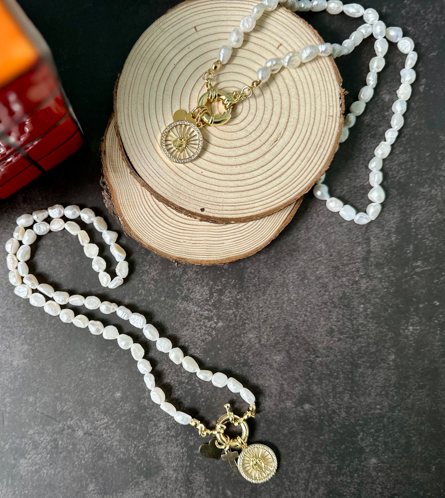 X- Collar de Perlas con dije Virgen Milagrosa