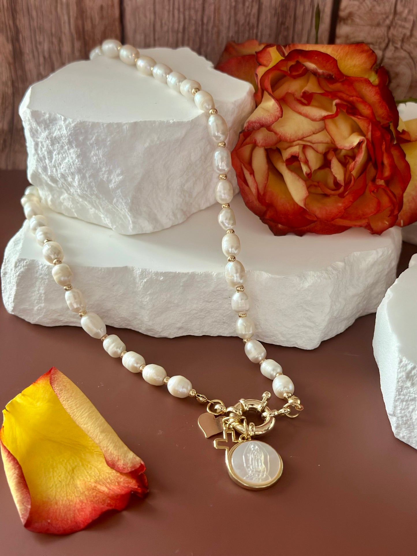 A Collar de Perlas naturales con medalla de la Virgen de Guadalupe