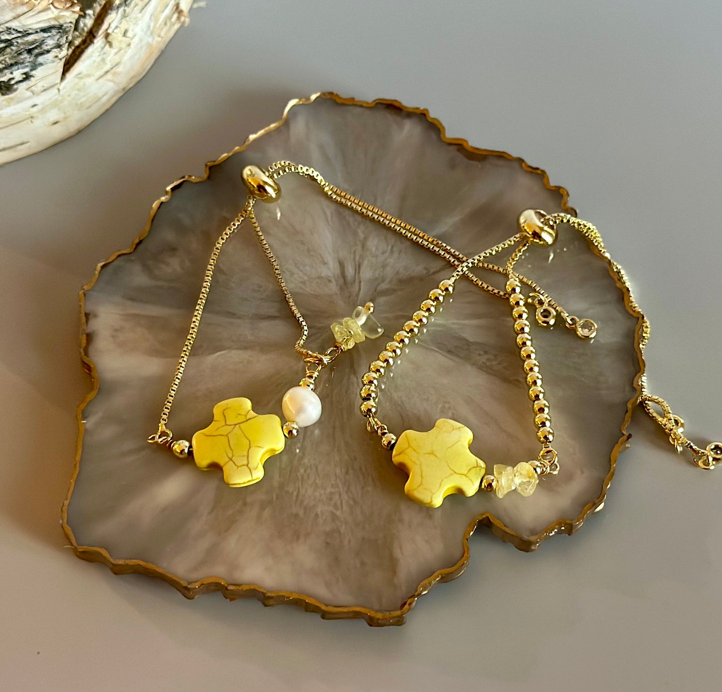 Pulseras en cadena con dijes de Cruz
