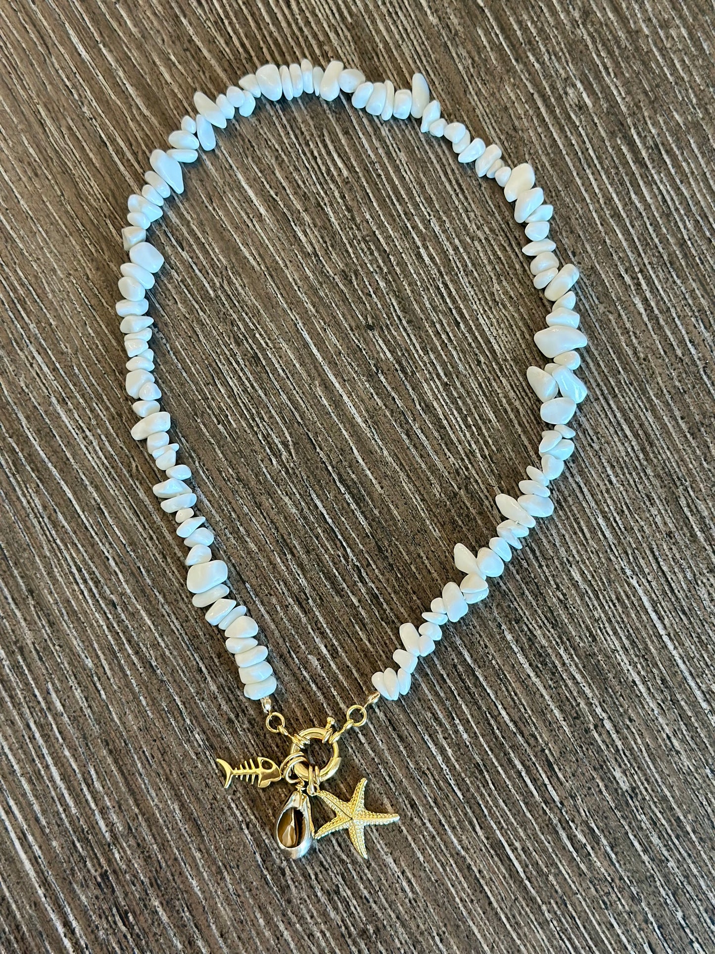 Collar de Coral Blanco con dijes marinos
