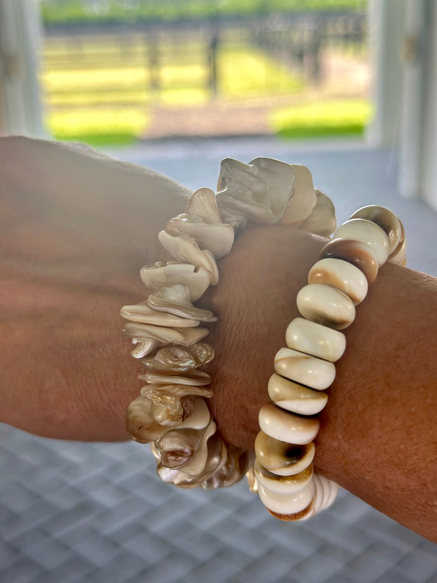 A- Pulseras de MadrePerla & Coral blanco