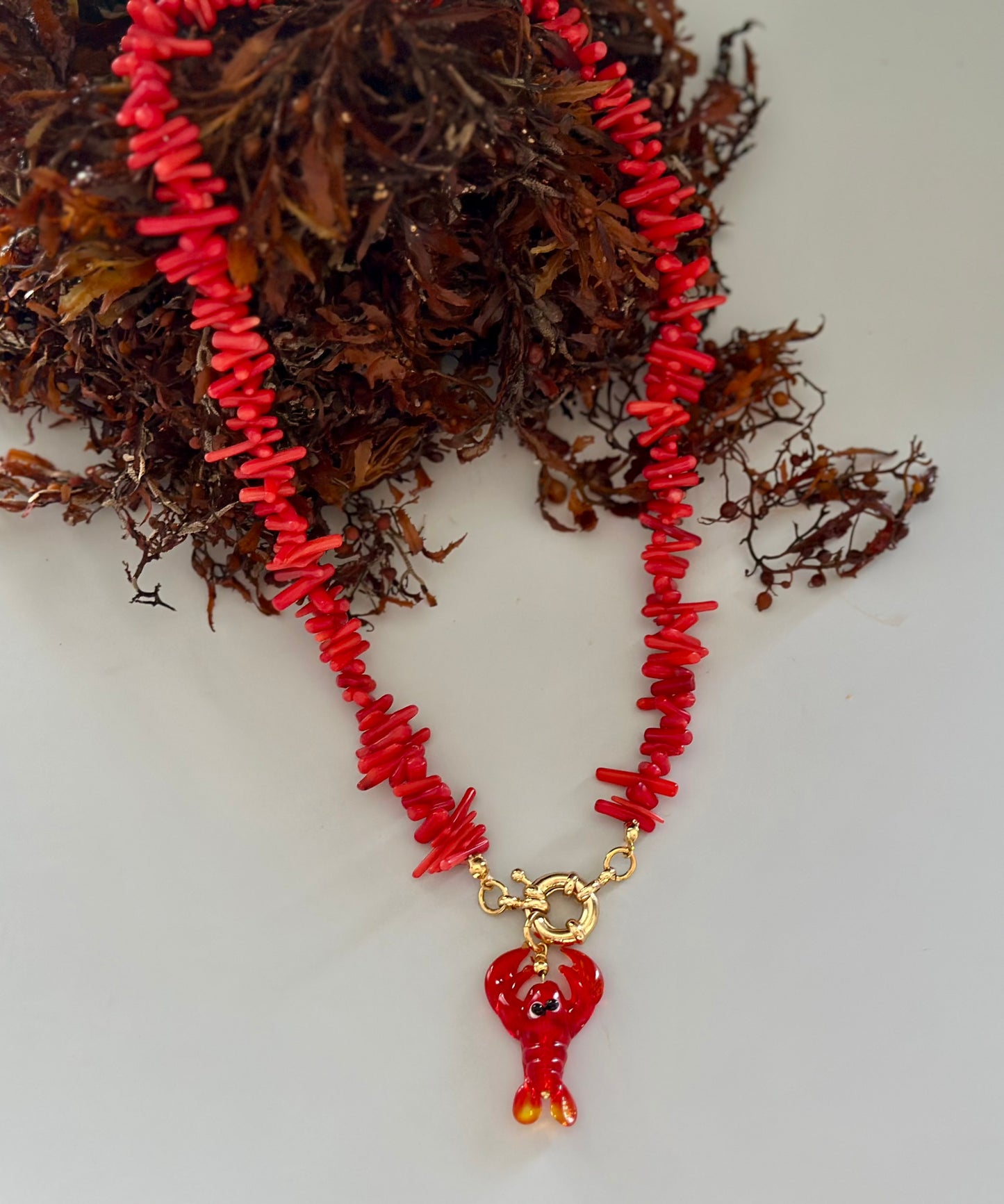 A Collar Coral rojo con dije de Langosta 🦞 en arte murano