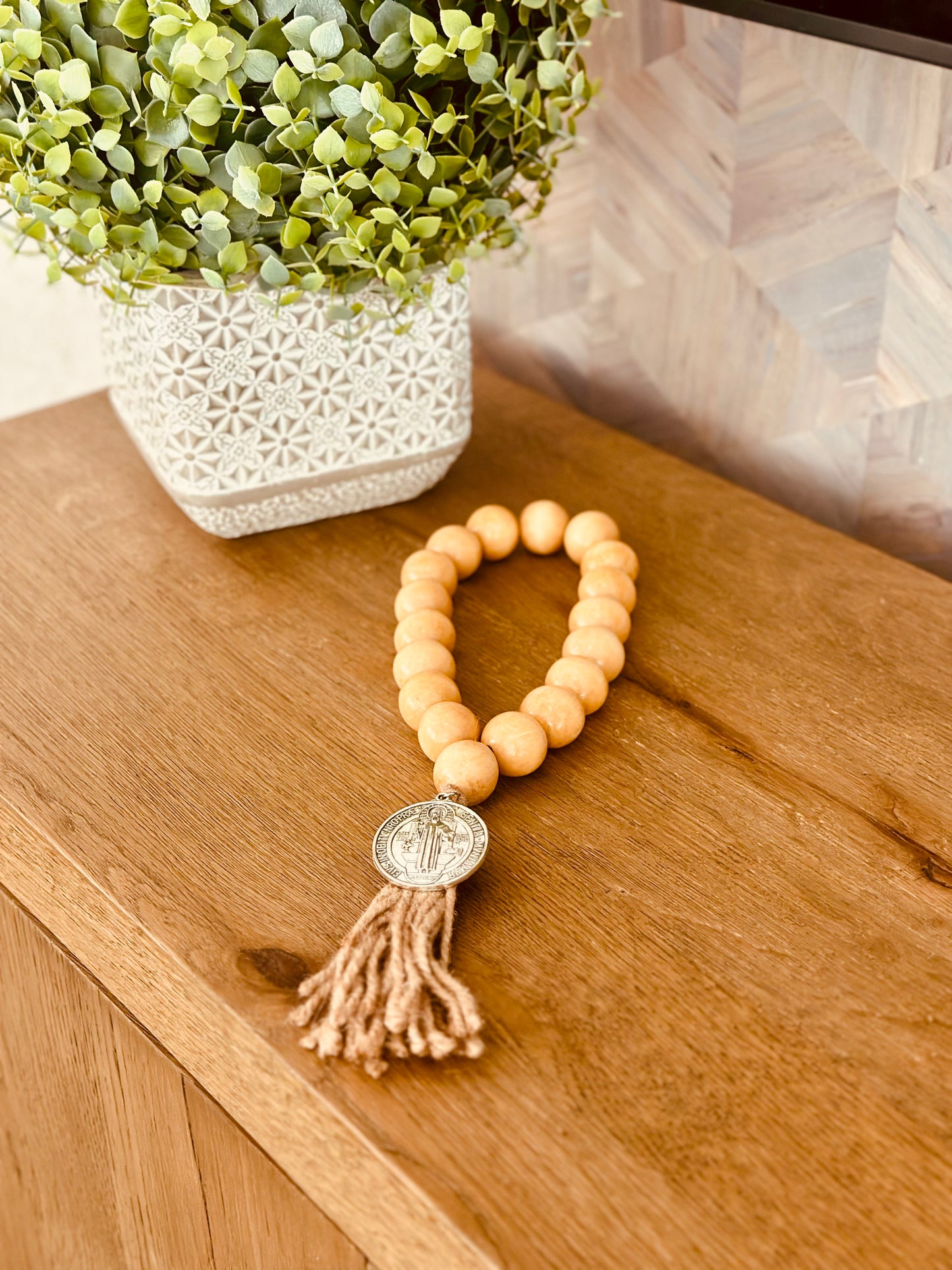 A Bendición para el Hogar 🏡 en madera con medalla San Benito