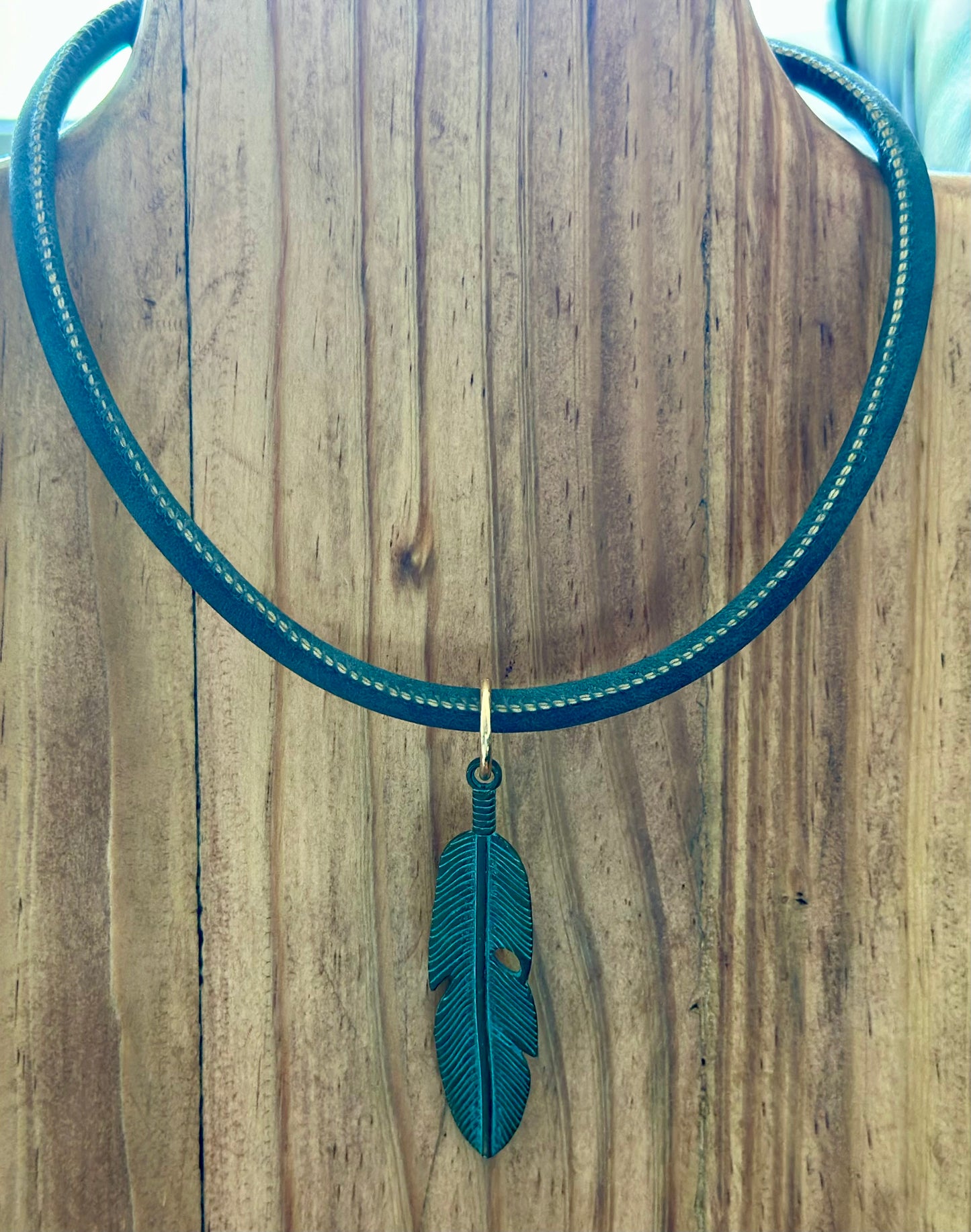 Choker en cuero verde con hoja