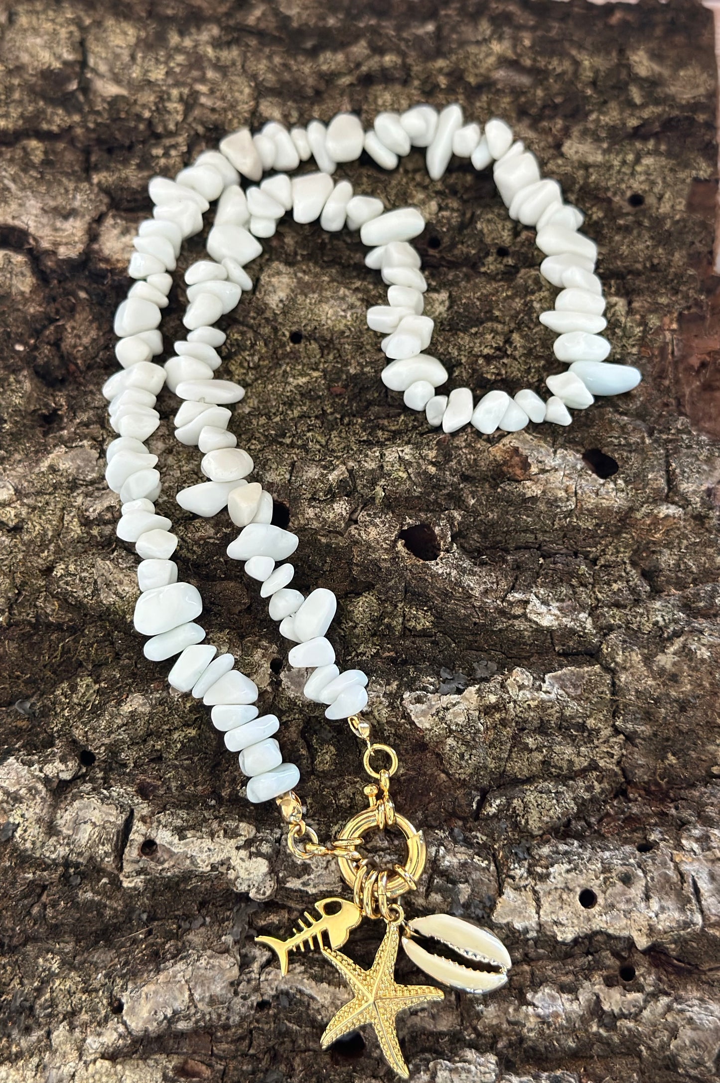 Collar de Coral Blanco con dijes marinos