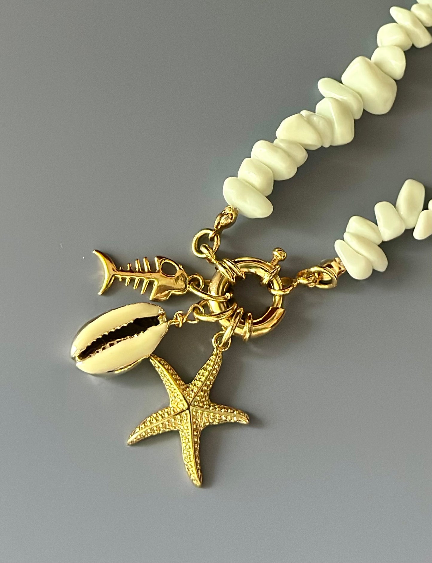 Collar de Coral Blanco con dijes marinos