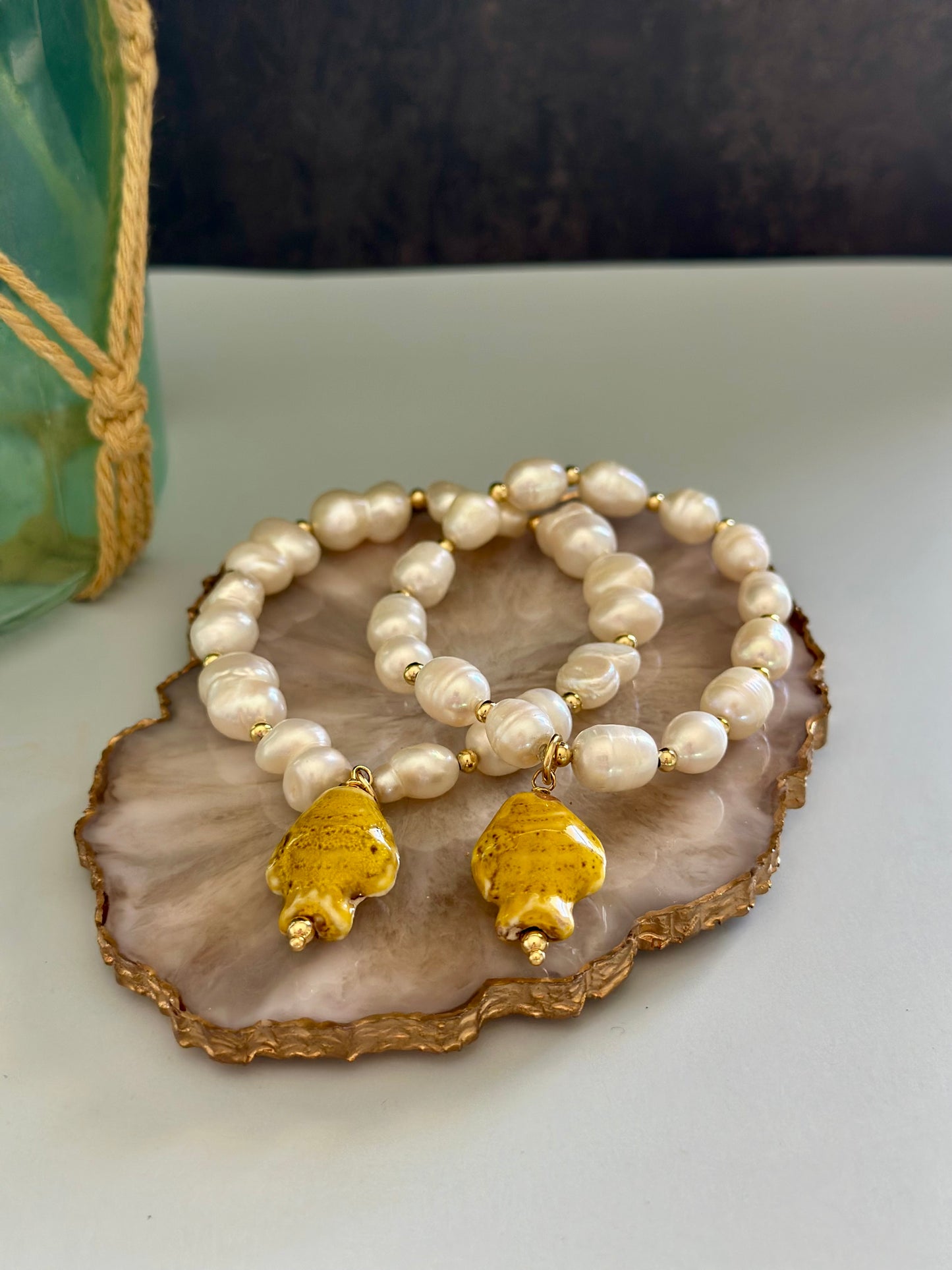A Pulseras de Perla natural con dije de pez 🐟 de cerámica