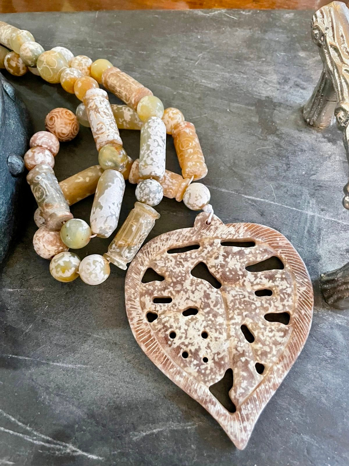 A Collar de Jade con dije de hoja tallada