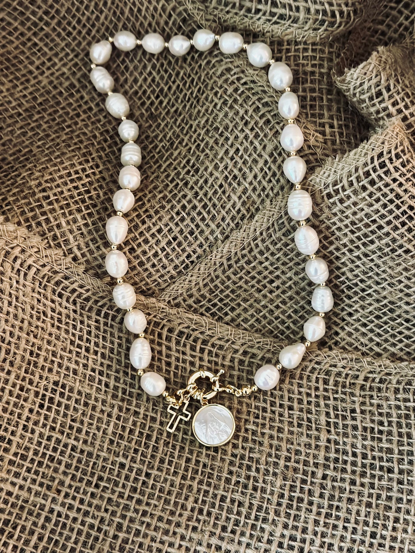 A- Collar de Perlas naturales con medalla de la Virgen de Coromoto