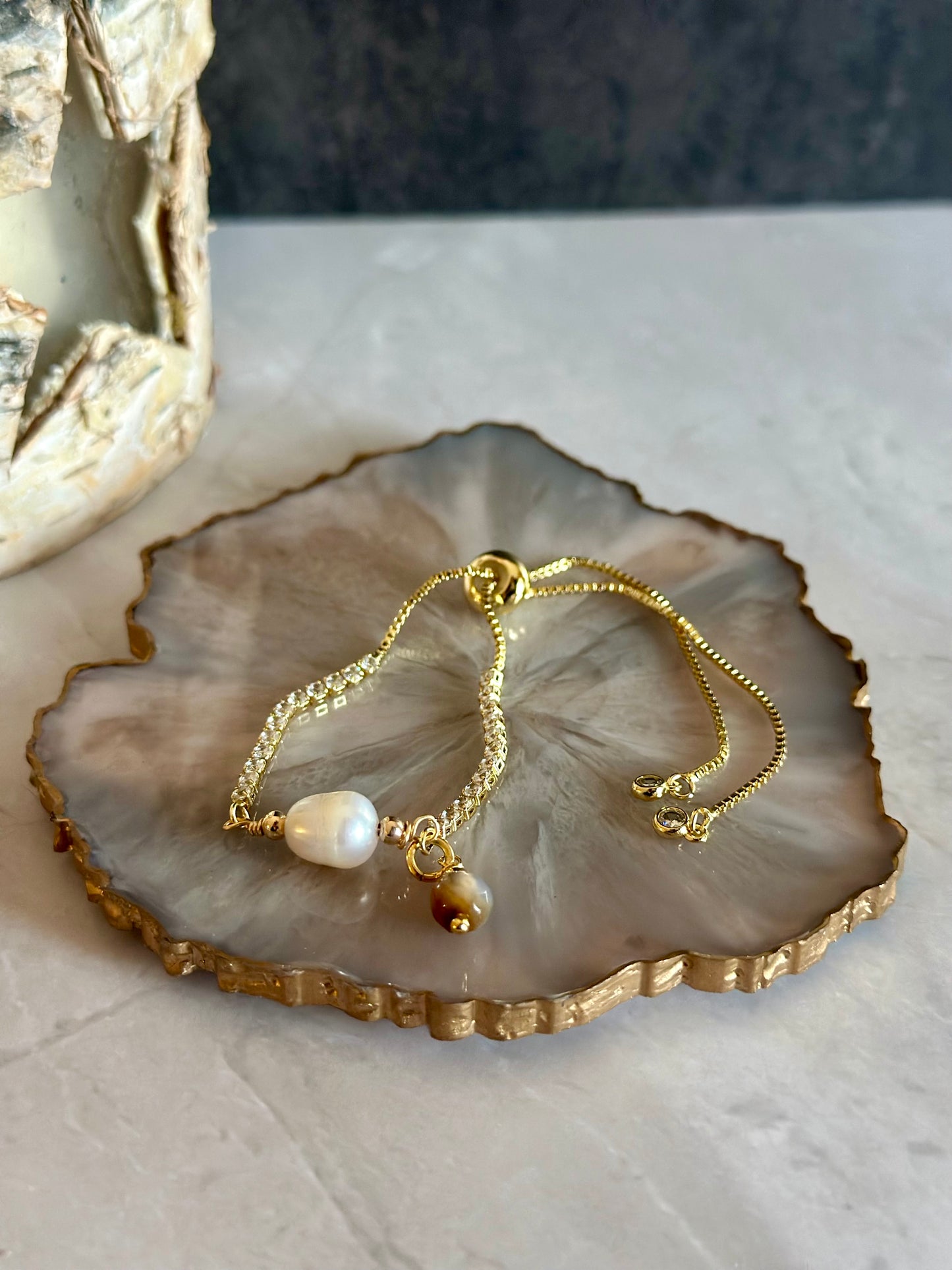 Pulseras en cadenas con dijes de Perlas y piedras