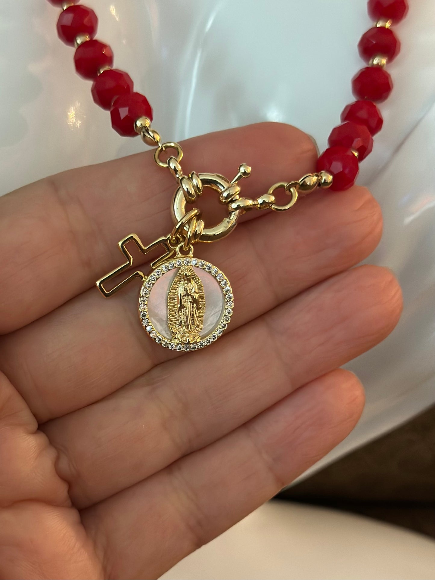 X- Collar realizado en Cristales rojos con dije de La Virgen
