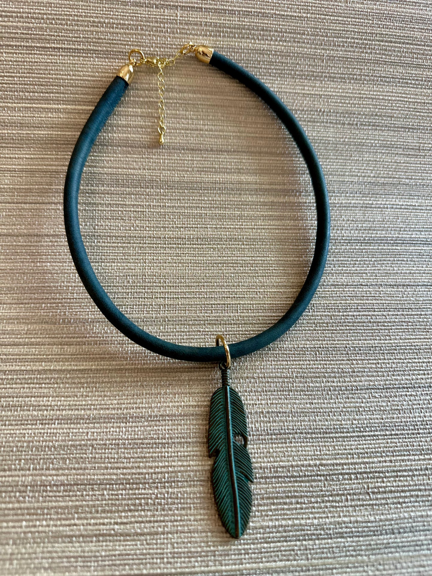 Choker en cuero verde con hoja