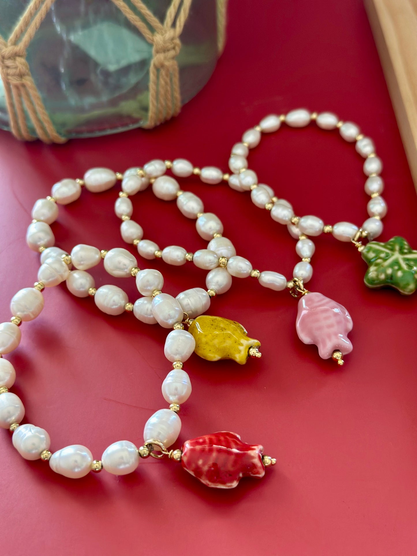 A- Pulseras de Perla natural con dijes en cerámica 🐚💚🧡