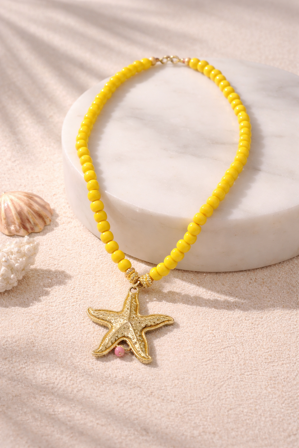 A Collar de Cuentas de Vidrio amarillo y dije de Estrella ⭐️
