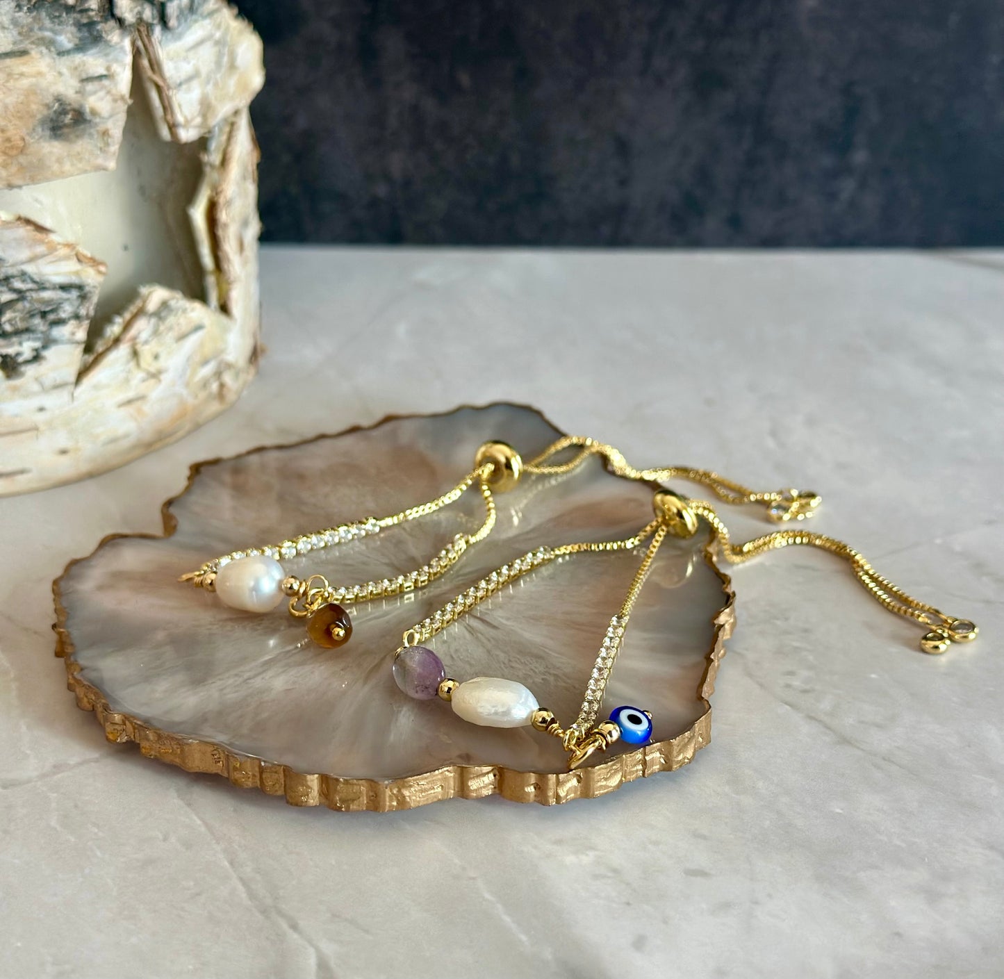 Pulseras en cadenas con dijes de Perlas y piedras