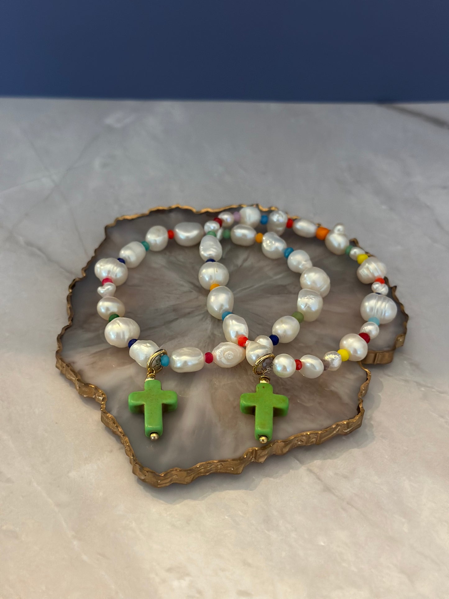 A Pulseras de Perlas naturales con Cruz azul o Verde