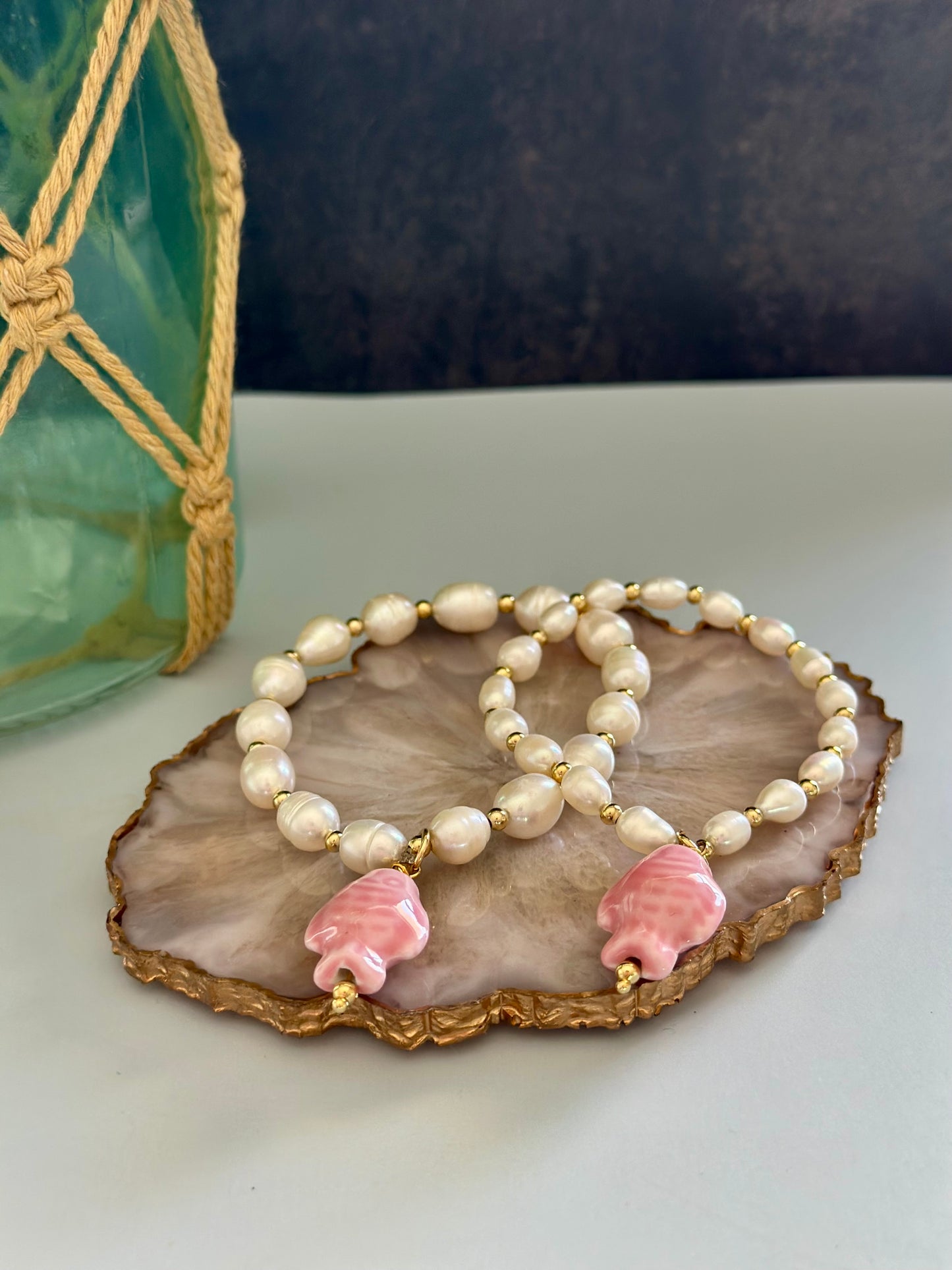 A Pulseras de Perla natural con dije de pez 🐟 de cerámica