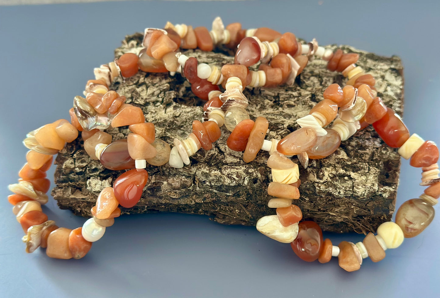 A- Pulseras de piedras Ámbar, coral y conchas marinas