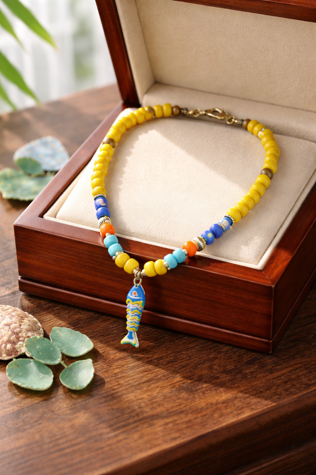 A Collar de Cuentas de Vidrio amarillo con dije de Pez