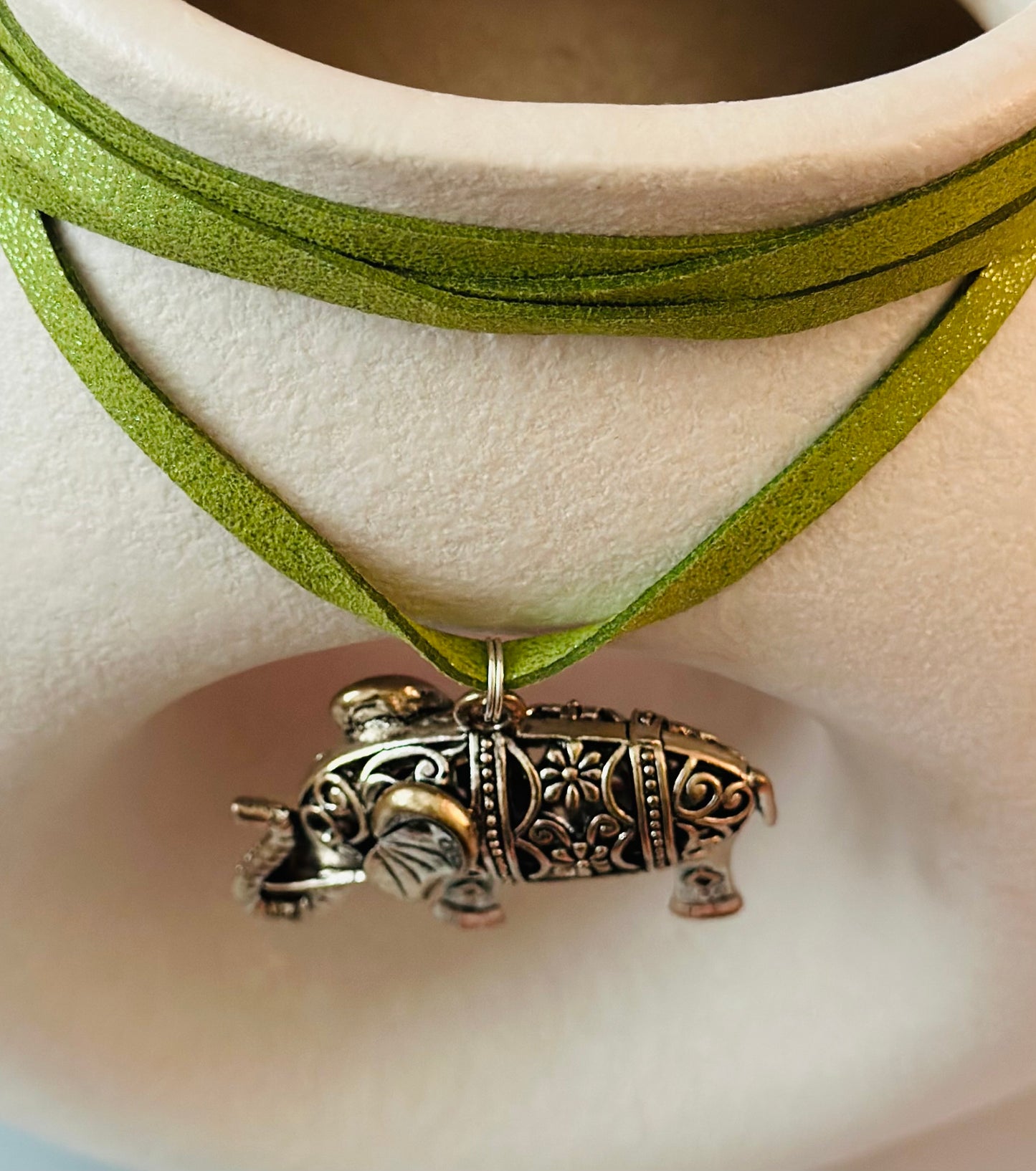 Collares de Cuero / dije Elefante π