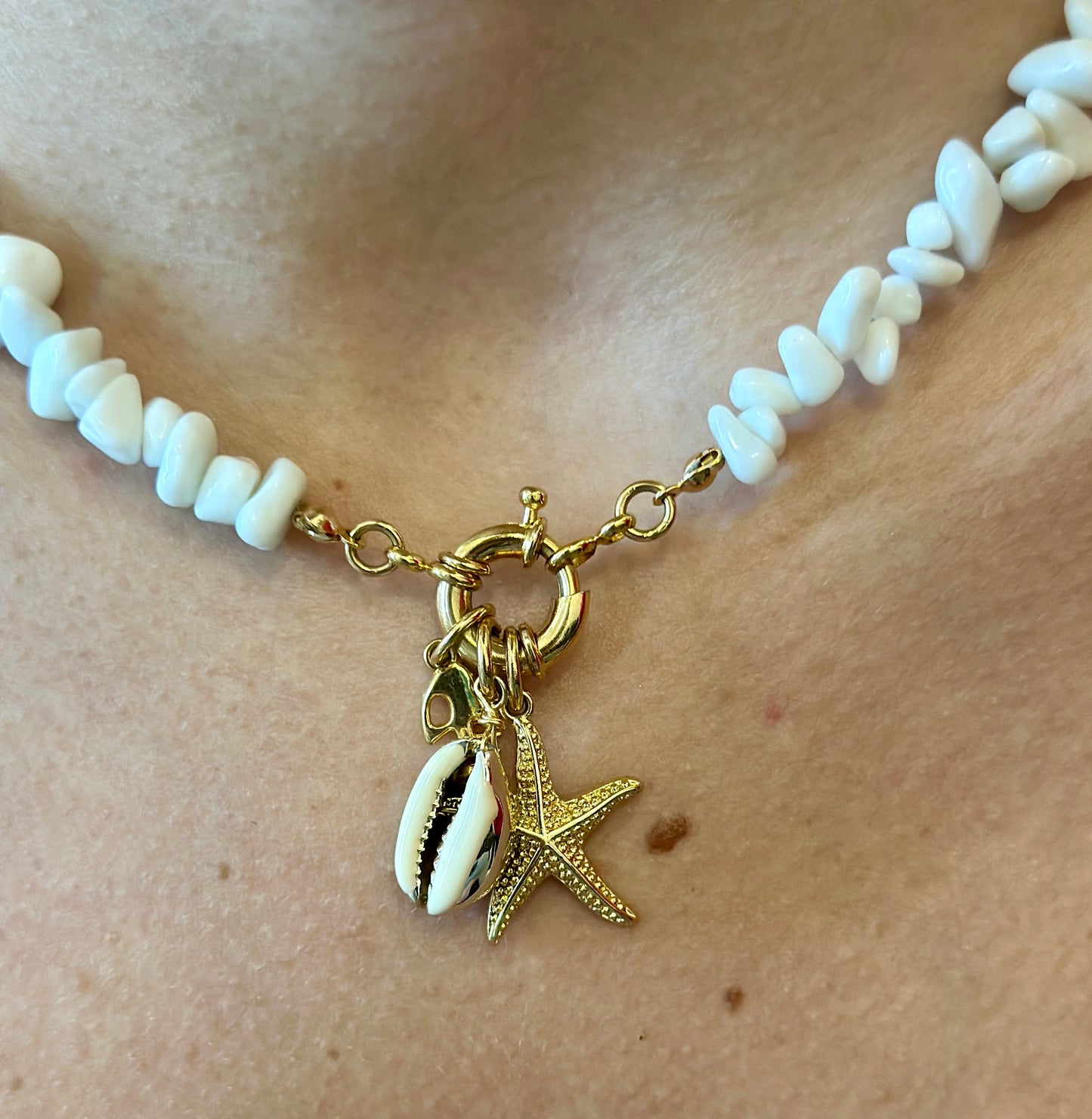 Collar de Coral Blanco con dijes marinos