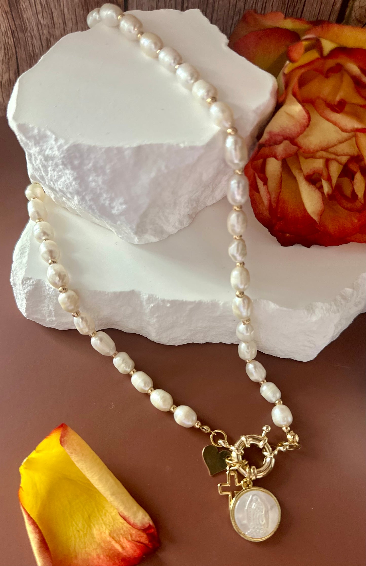 A Collar de Perlas naturales con medalla de la Virgen de Guadalupe