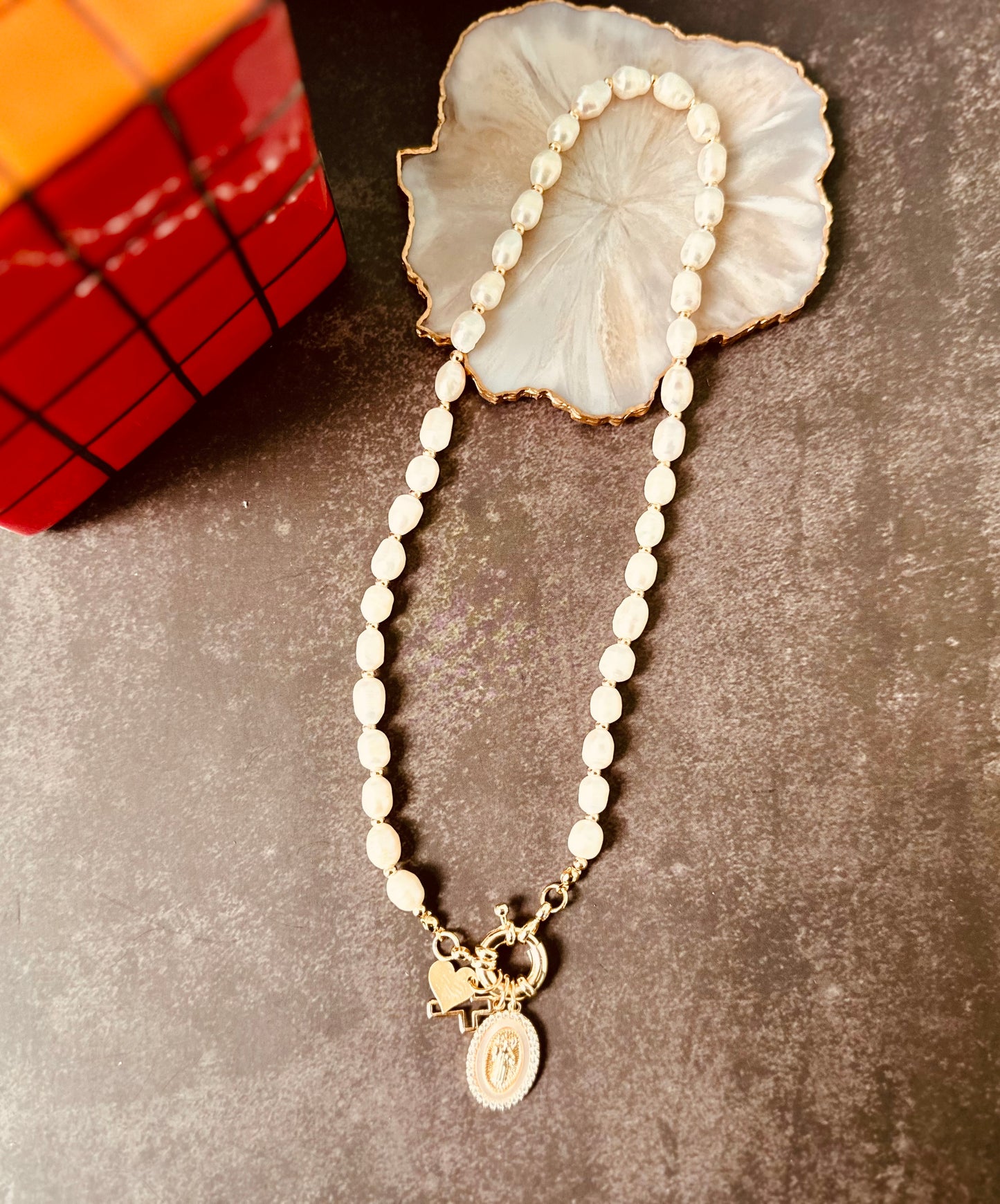 Collar de perlas y medalla ovalada de San Benito