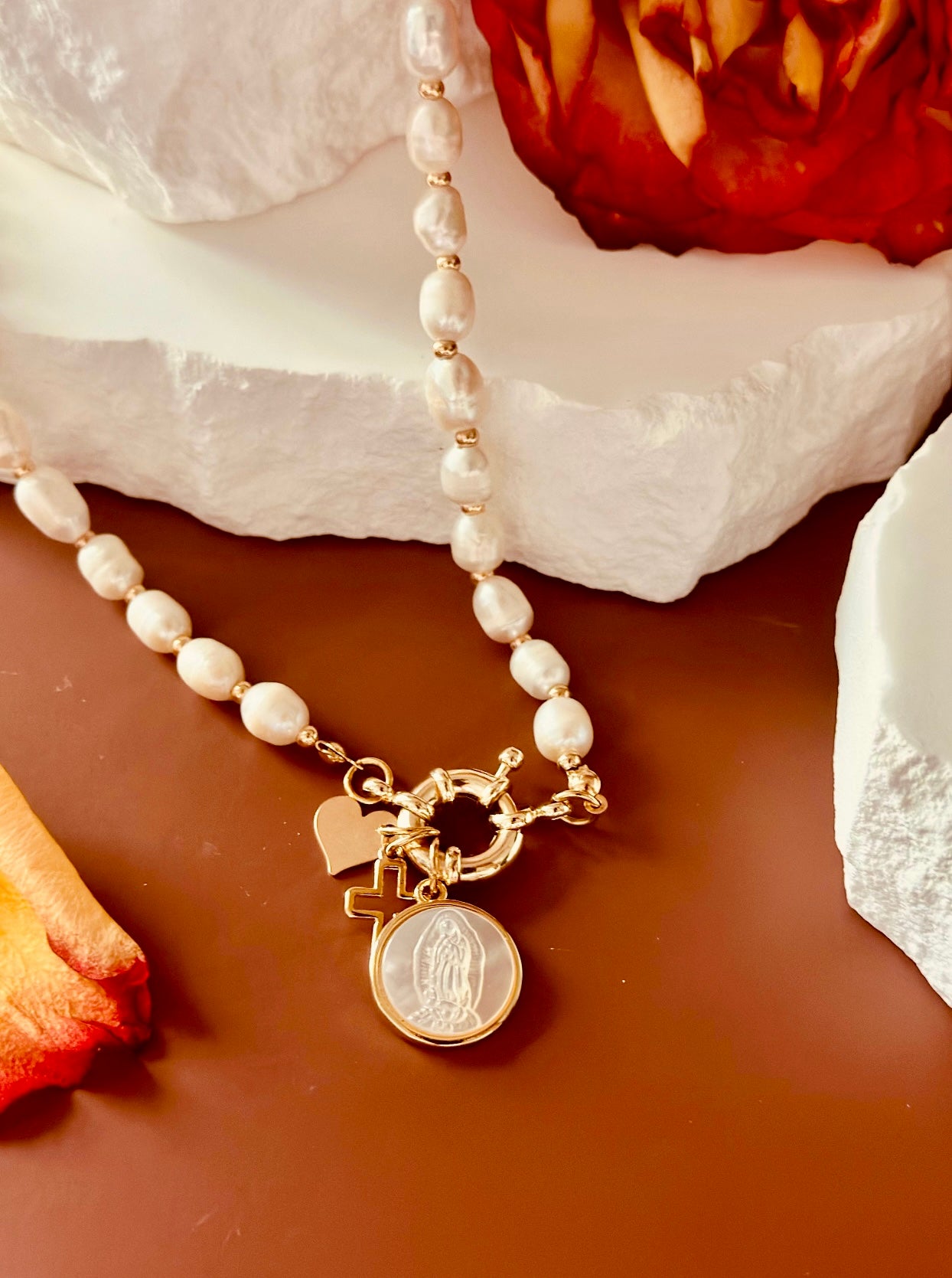 A Collar de Perlas naturales con medalla de la Virgen de Guadalupe