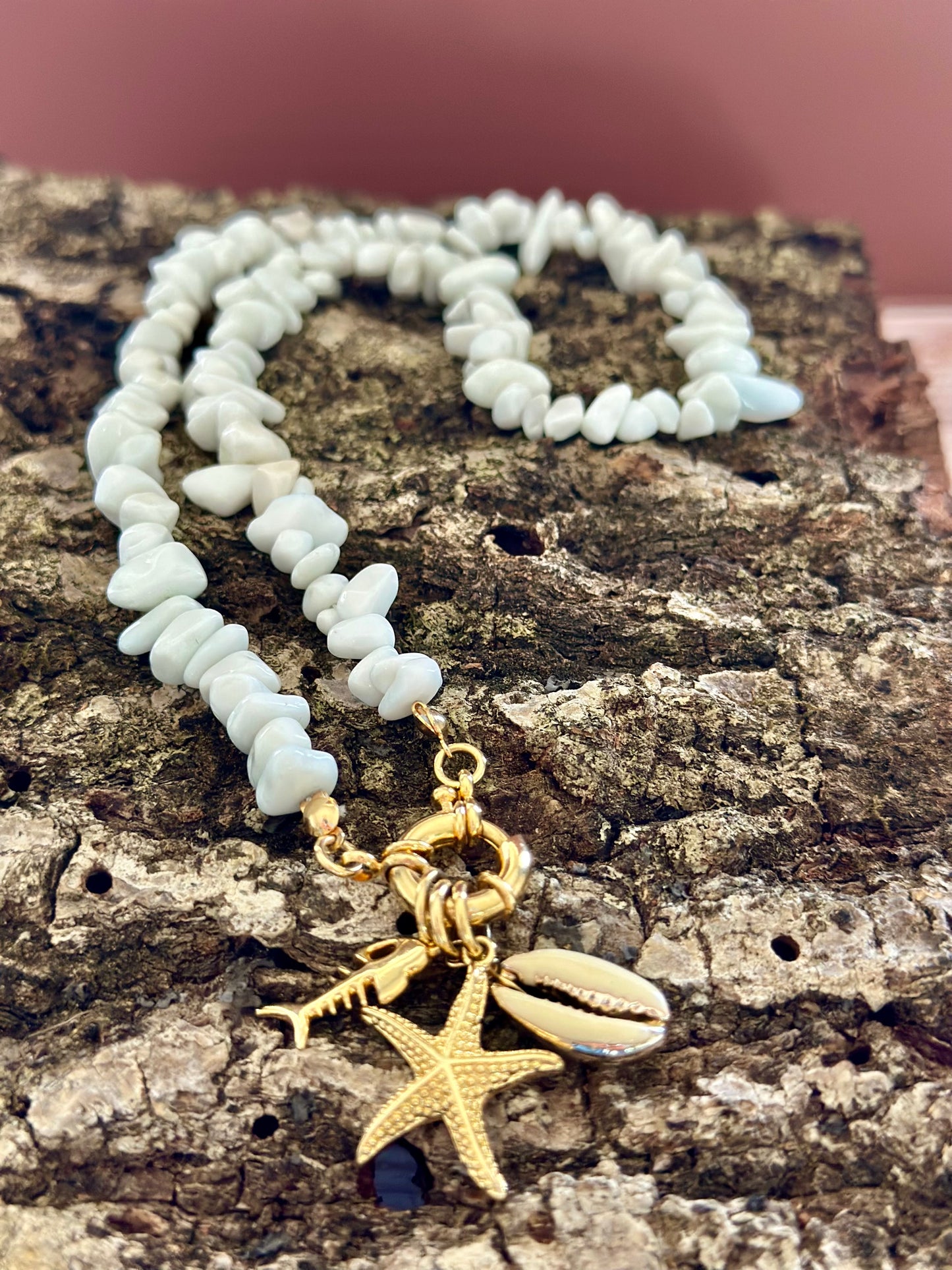 Collar de Coral Blanco con dijes marinos
