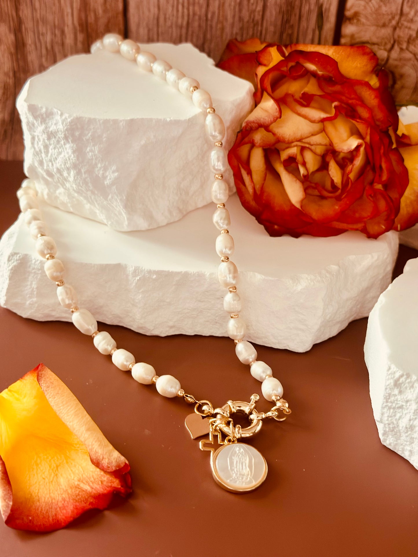 A Collar de Perlas naturales con medalla de la Virgen de Guadalupe